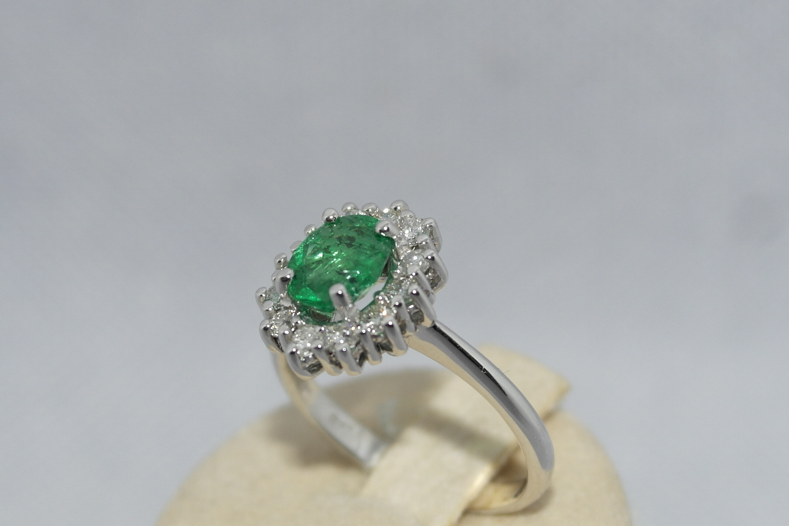 Anello in oro 18kt con smeraldo e diamanti