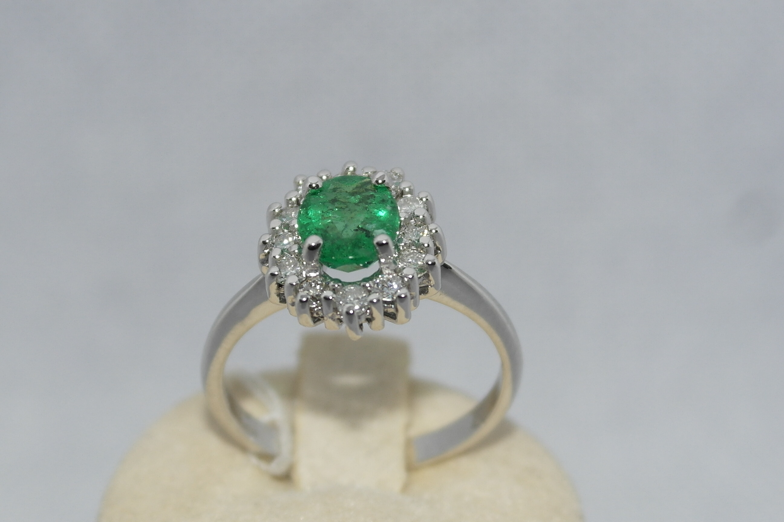 Anello in oro 18kt con smeraldo e diamanti