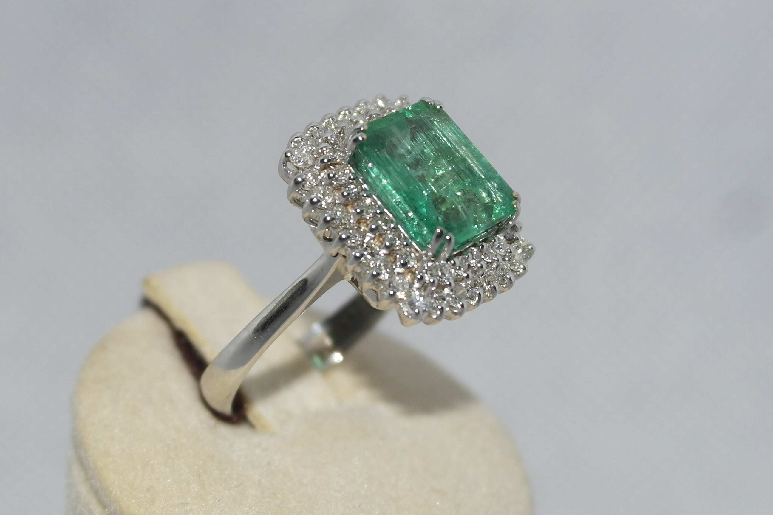 Anello in oro 18kt con smeraldo e diamanti