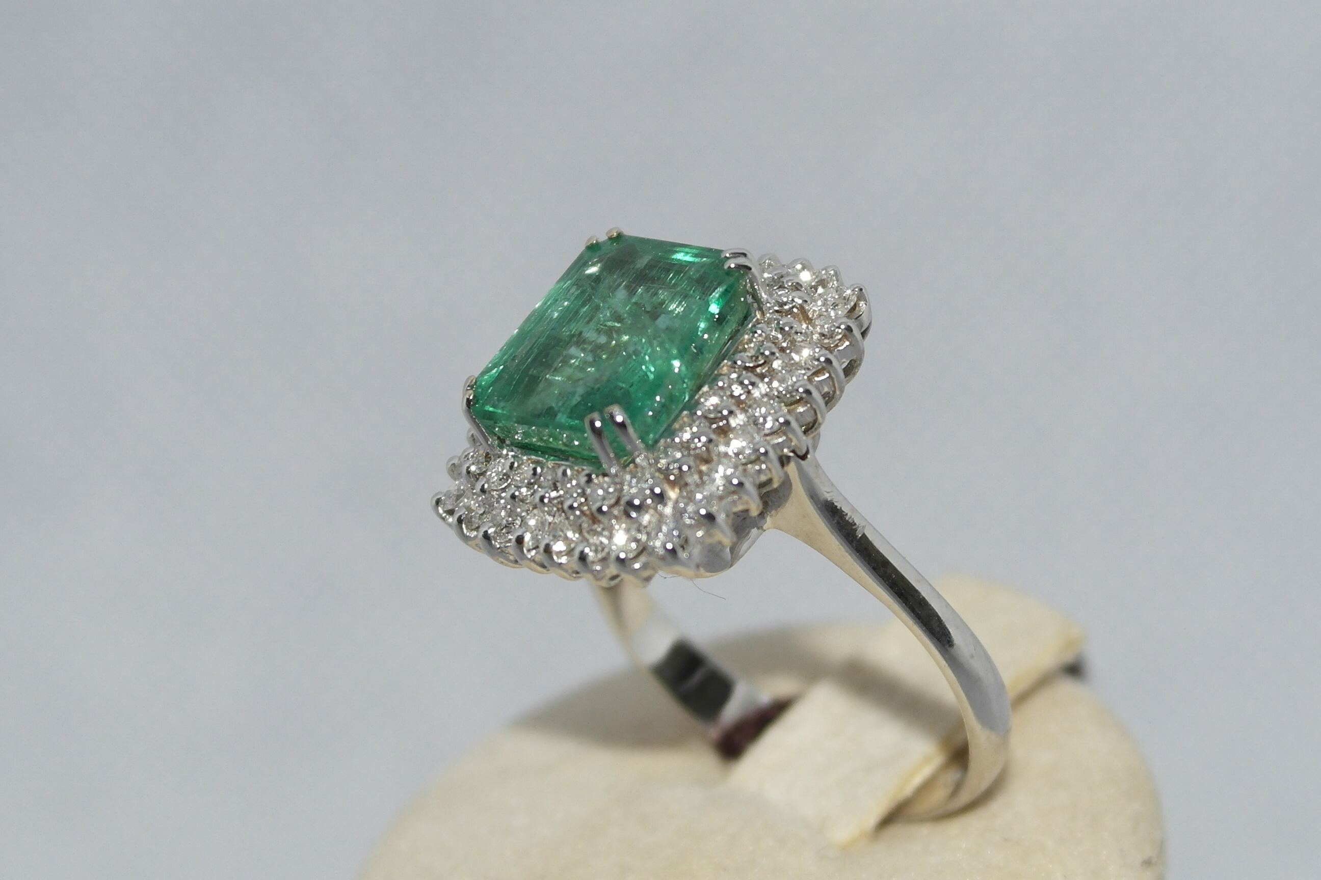 Anello in oro 18kt con smeraldo e diamanti