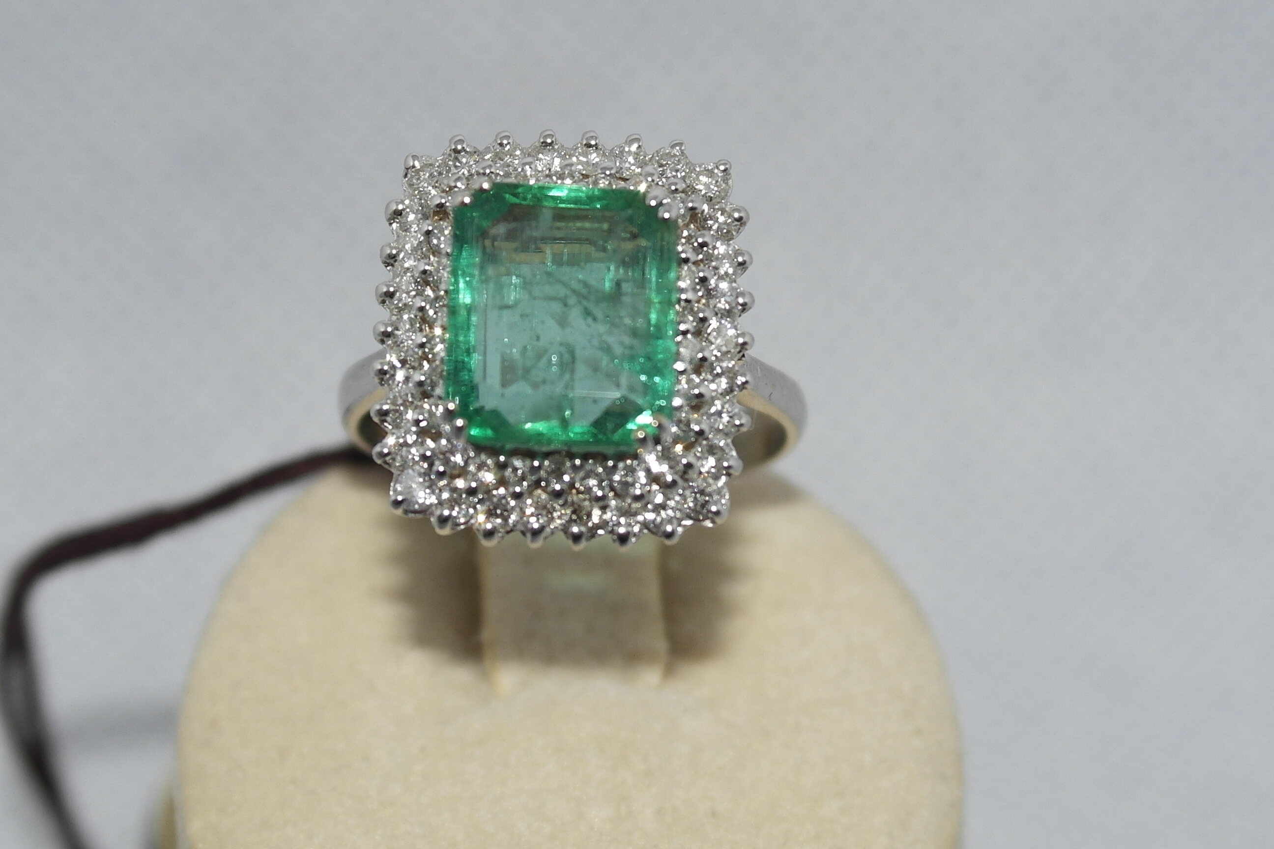 Anello in oro 18kt con smeraldo e diamanti
