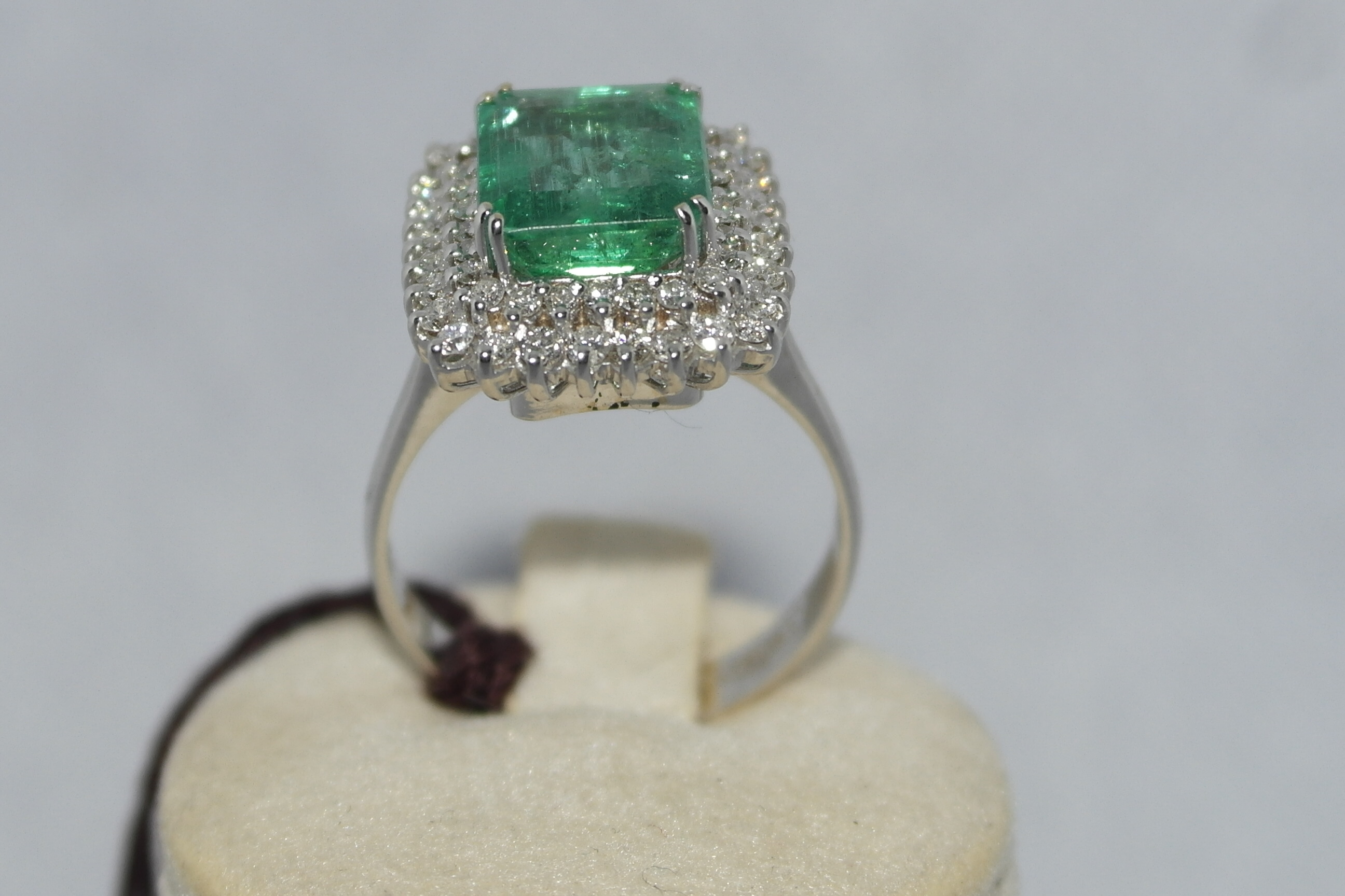Anello in oro 18kt con smeraldo e diamanti
