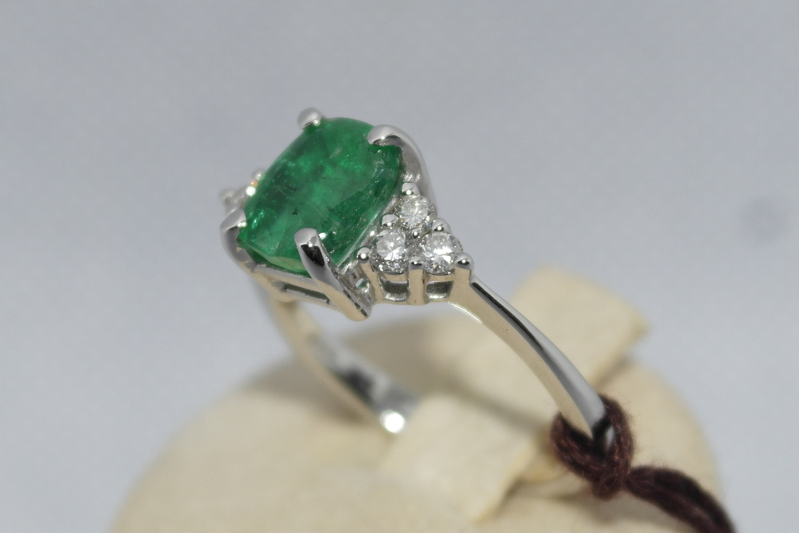 Anello in oro 18kt con smeraldo e diamanti