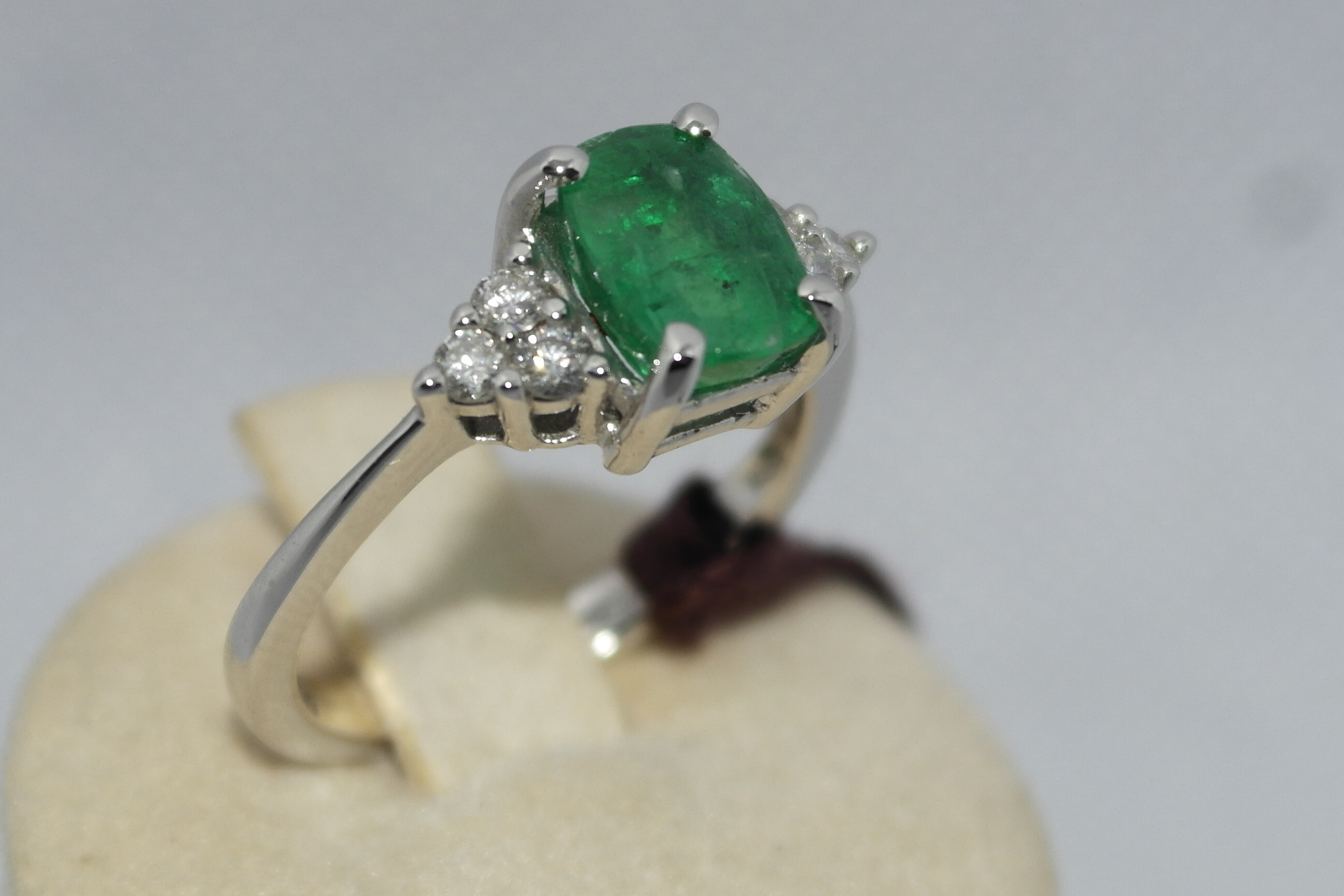 Anello in oro 18kt con smeraldo e diamanti