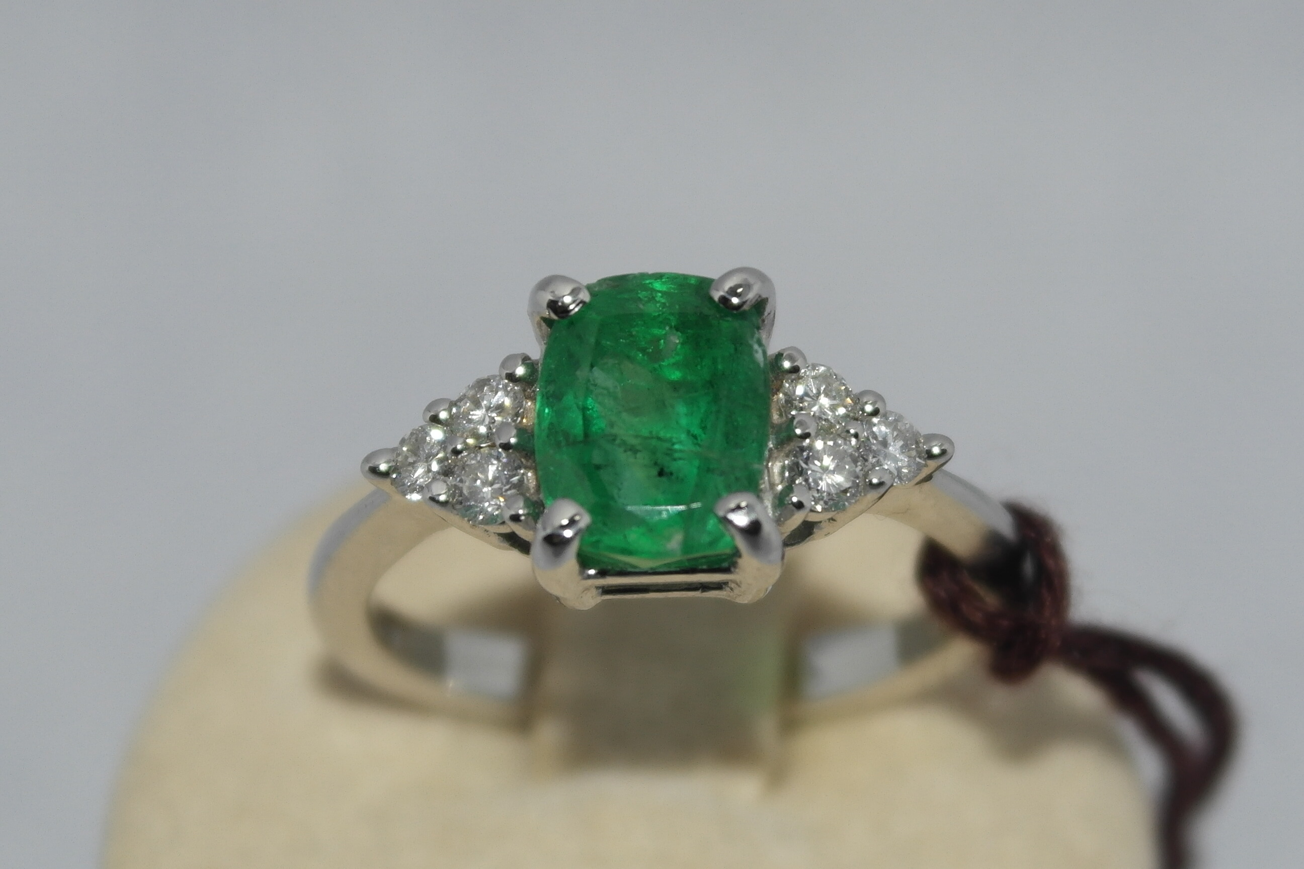 Anello in oro 18kt con smeraldo e diamanti