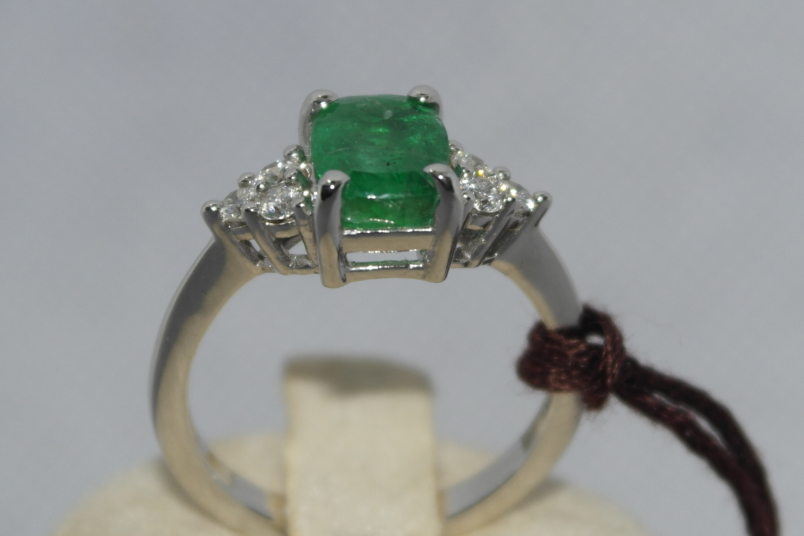 Anello in oro 18kt con smeraldo e diamanti