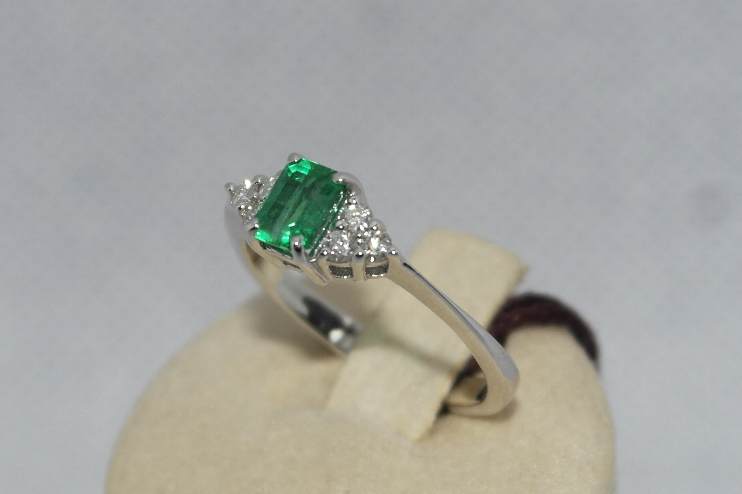 Anello in oro 18kt con smeraldo e diamanti