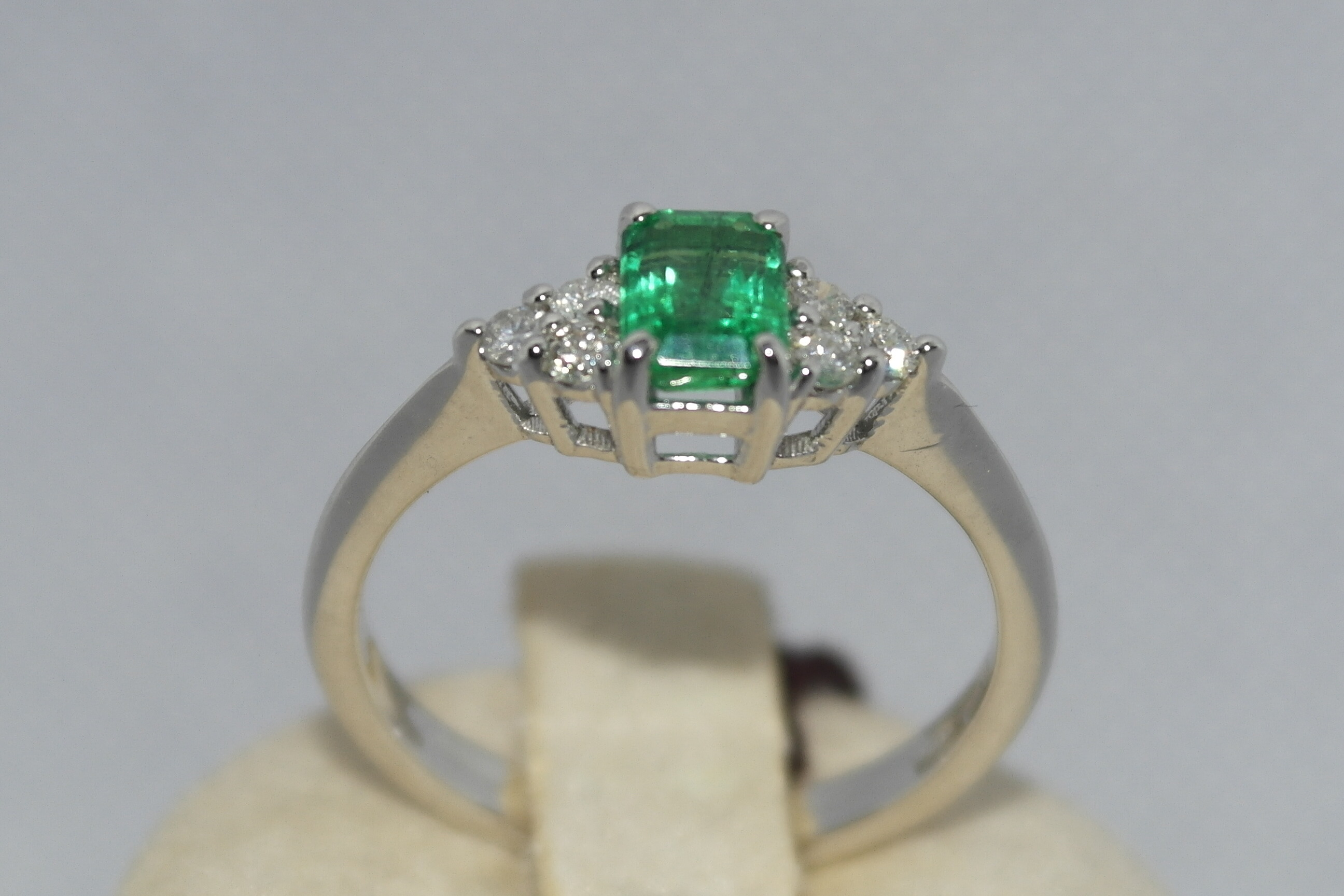 Anello in oro 18kt con smeraldo e diamanti