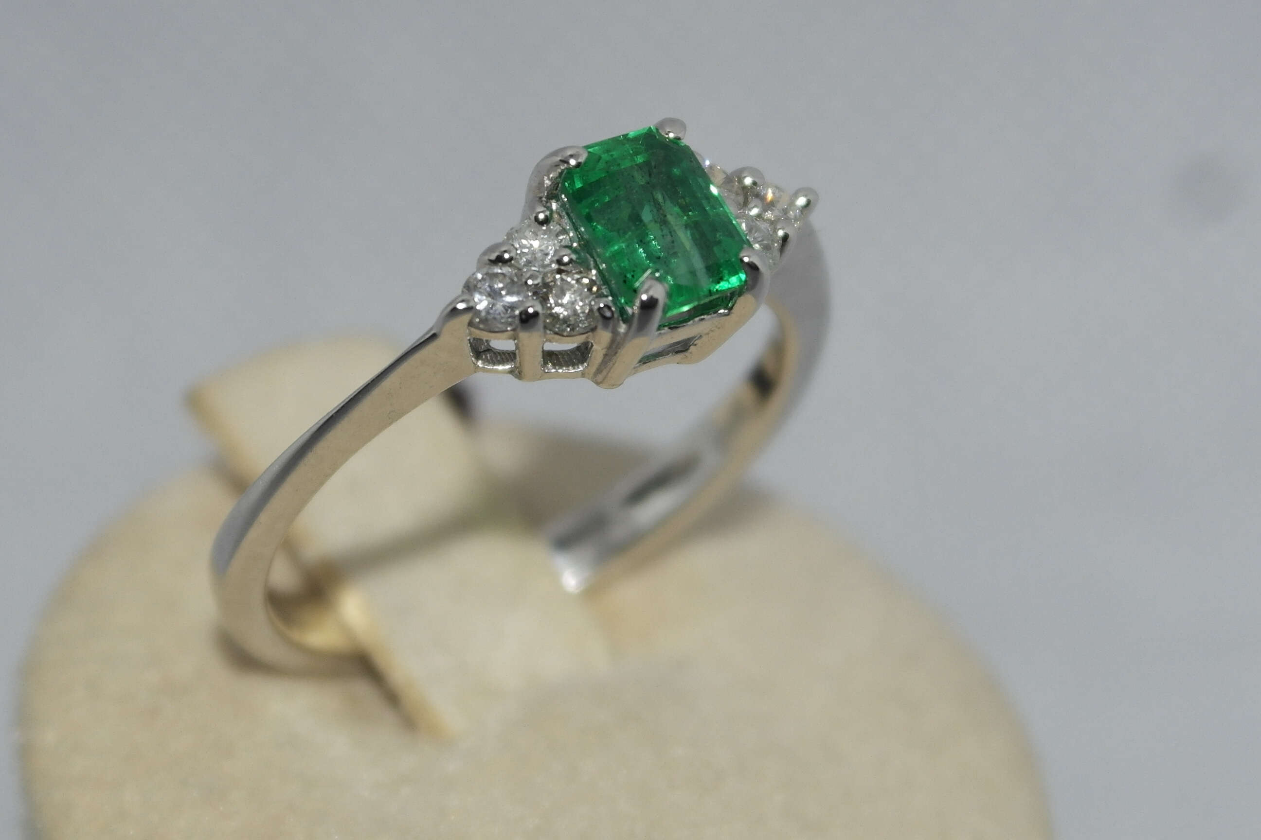 Anello in oro 18kt con smeraldo e diamanti