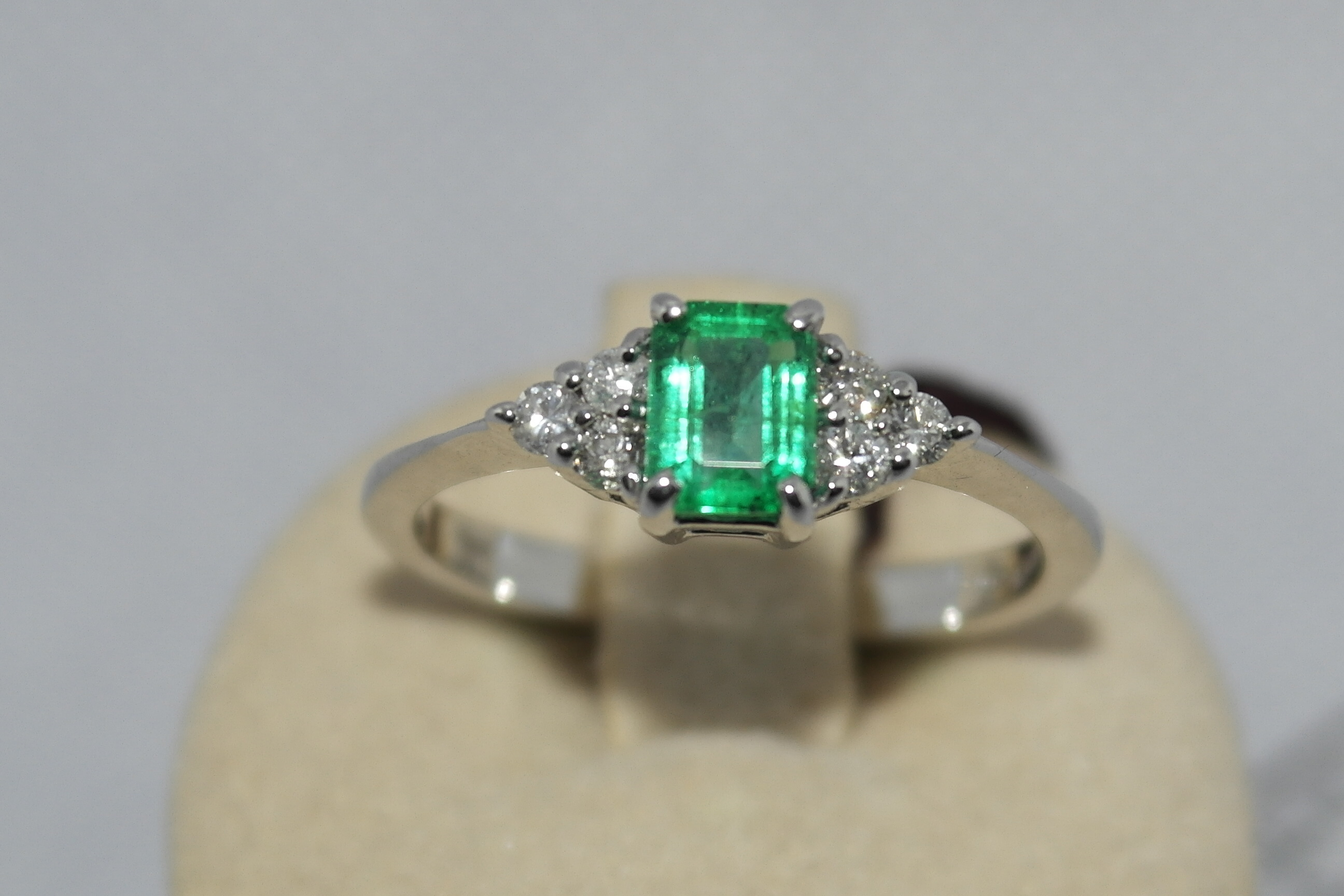 Anello in oro 18kt con smeraldo e diamanti