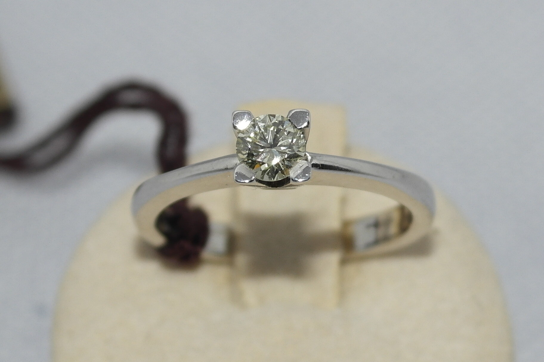 Anello solitario in oro 18kt con diamante