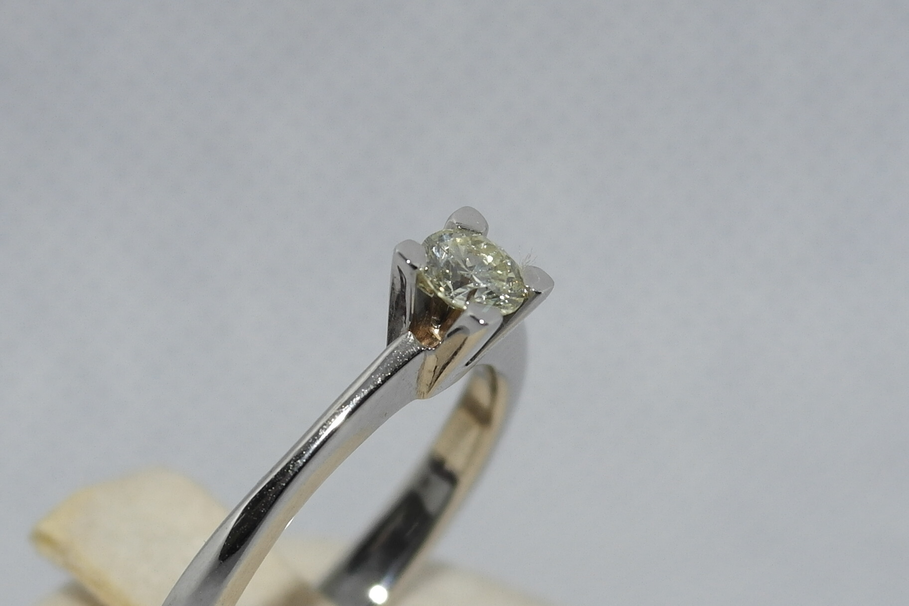 Anello solitario in oro 18kt con diamante
