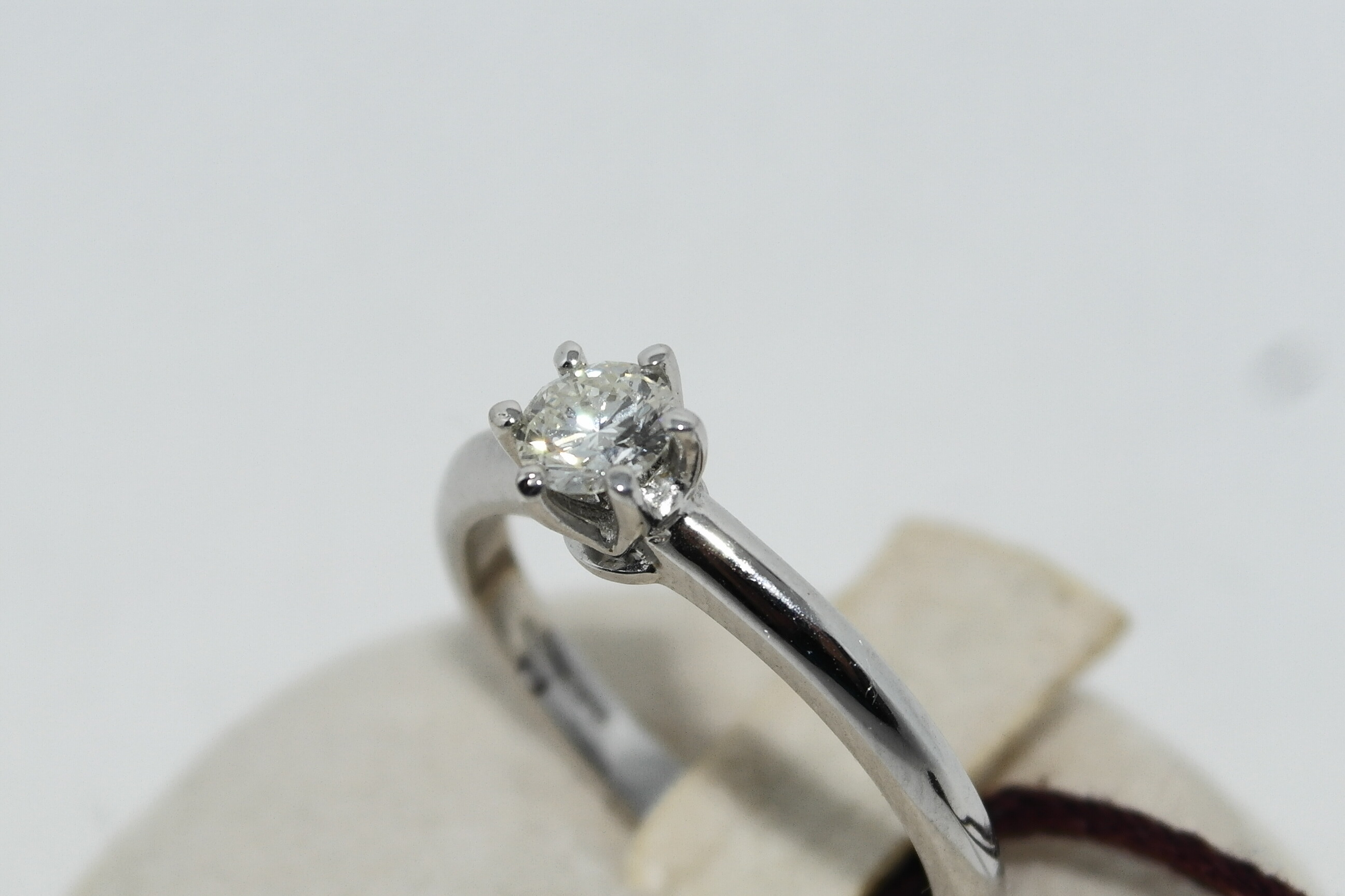 Anello solitario in oro 18kt con diamante