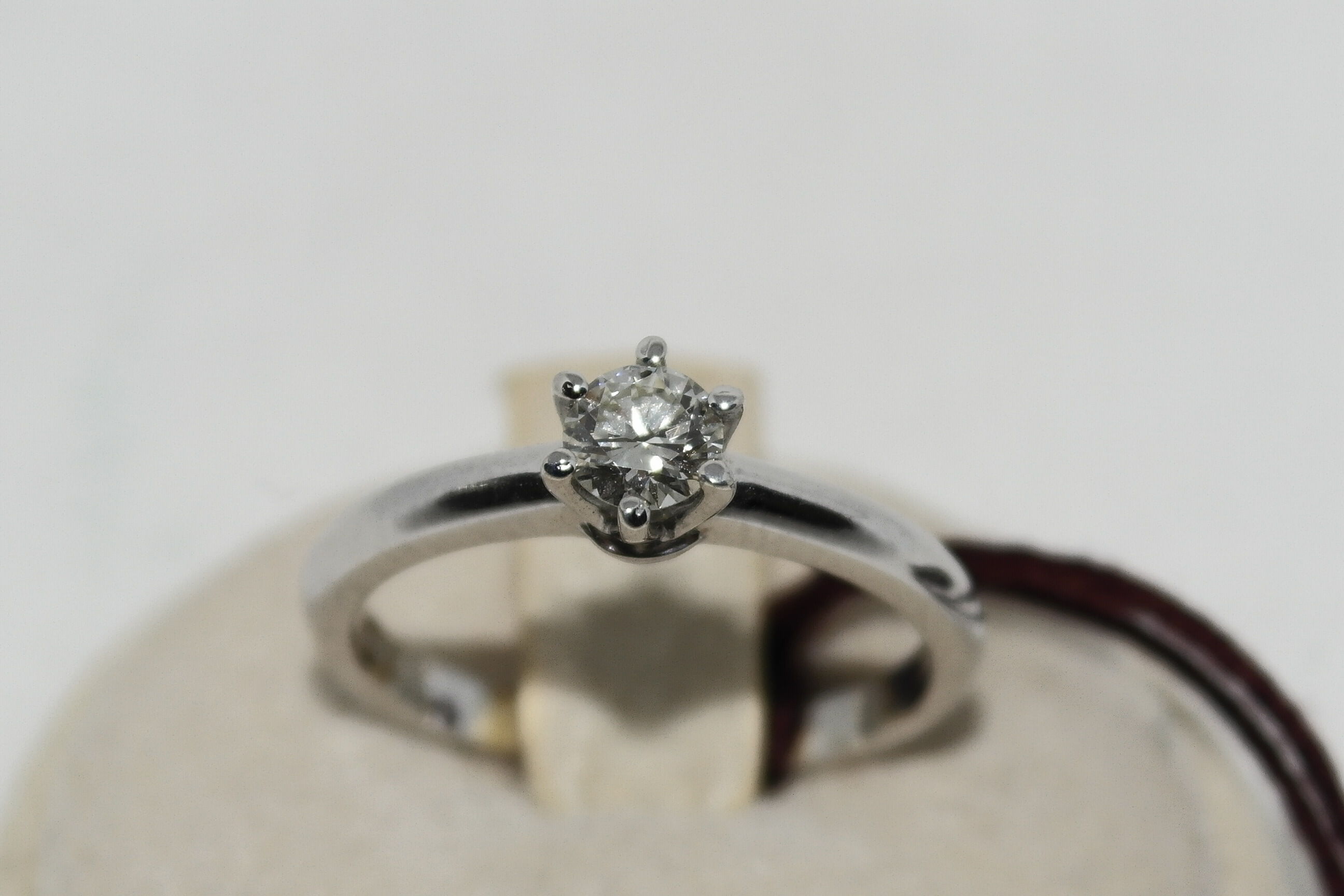Anello solitario in oro 18kt con diamante