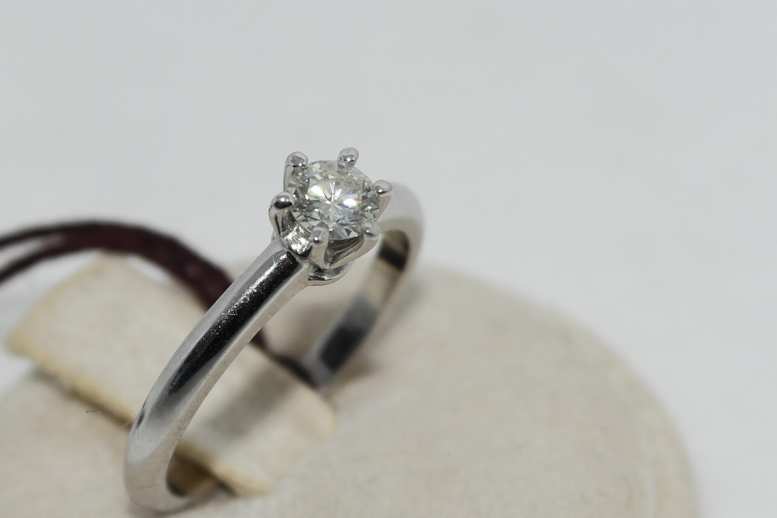 Anello solitario in oro 18kt con diamante