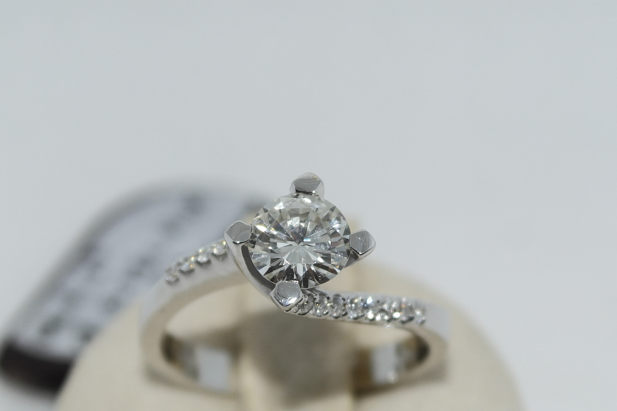 Anello solitario in oro 18kt con diamanti