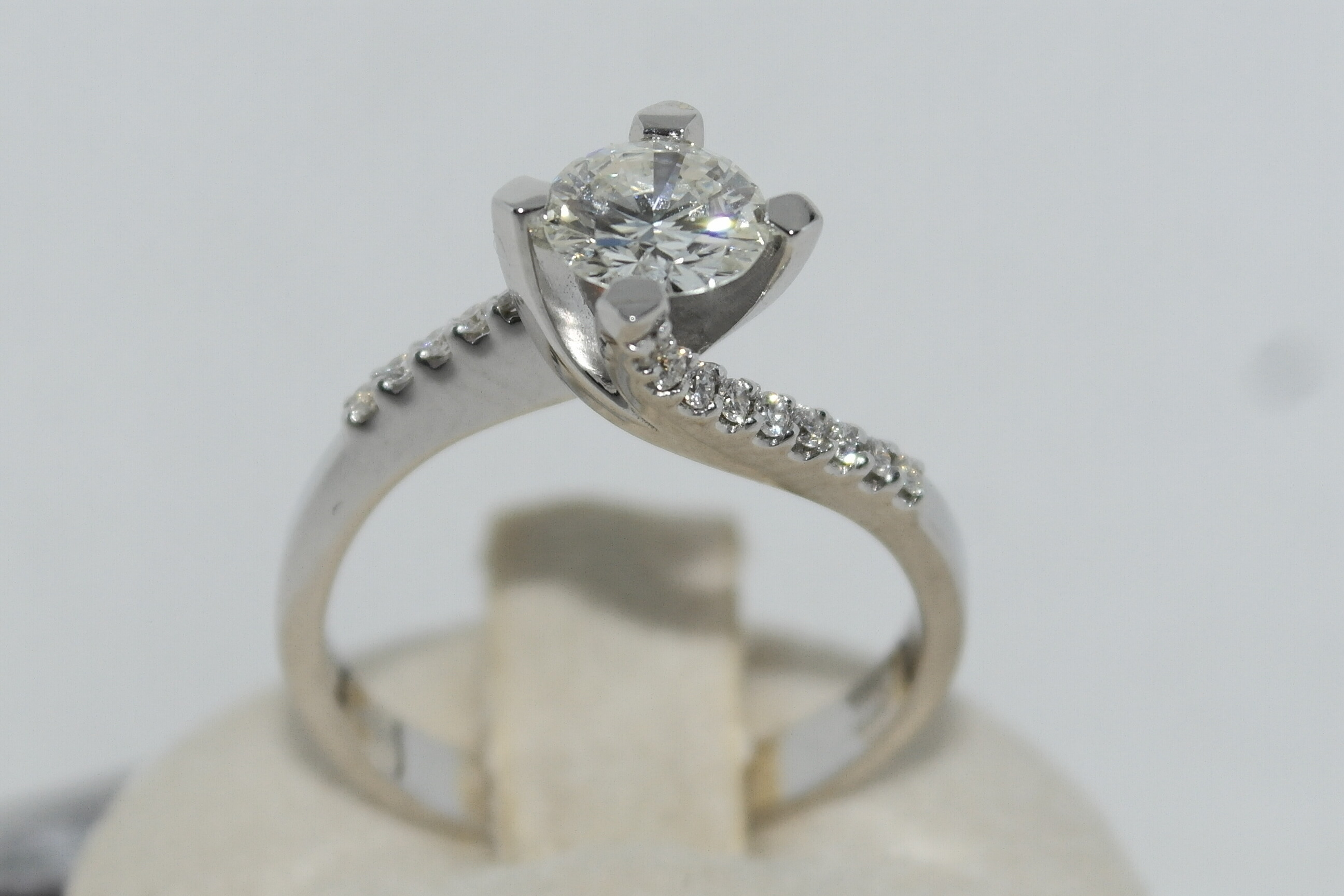 Anello solitario in oro 18kt con diamanti