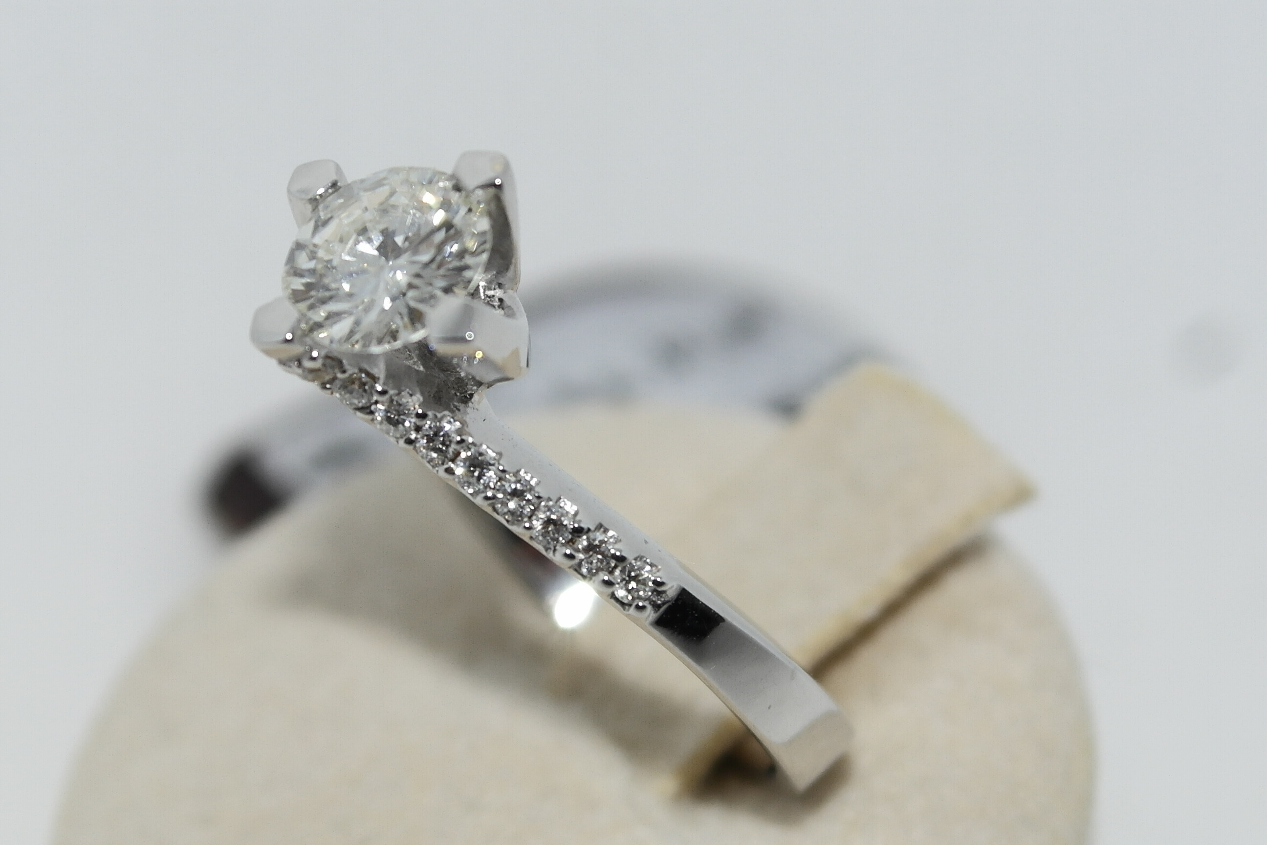 Anello solitario in oro 18kt con diamanti