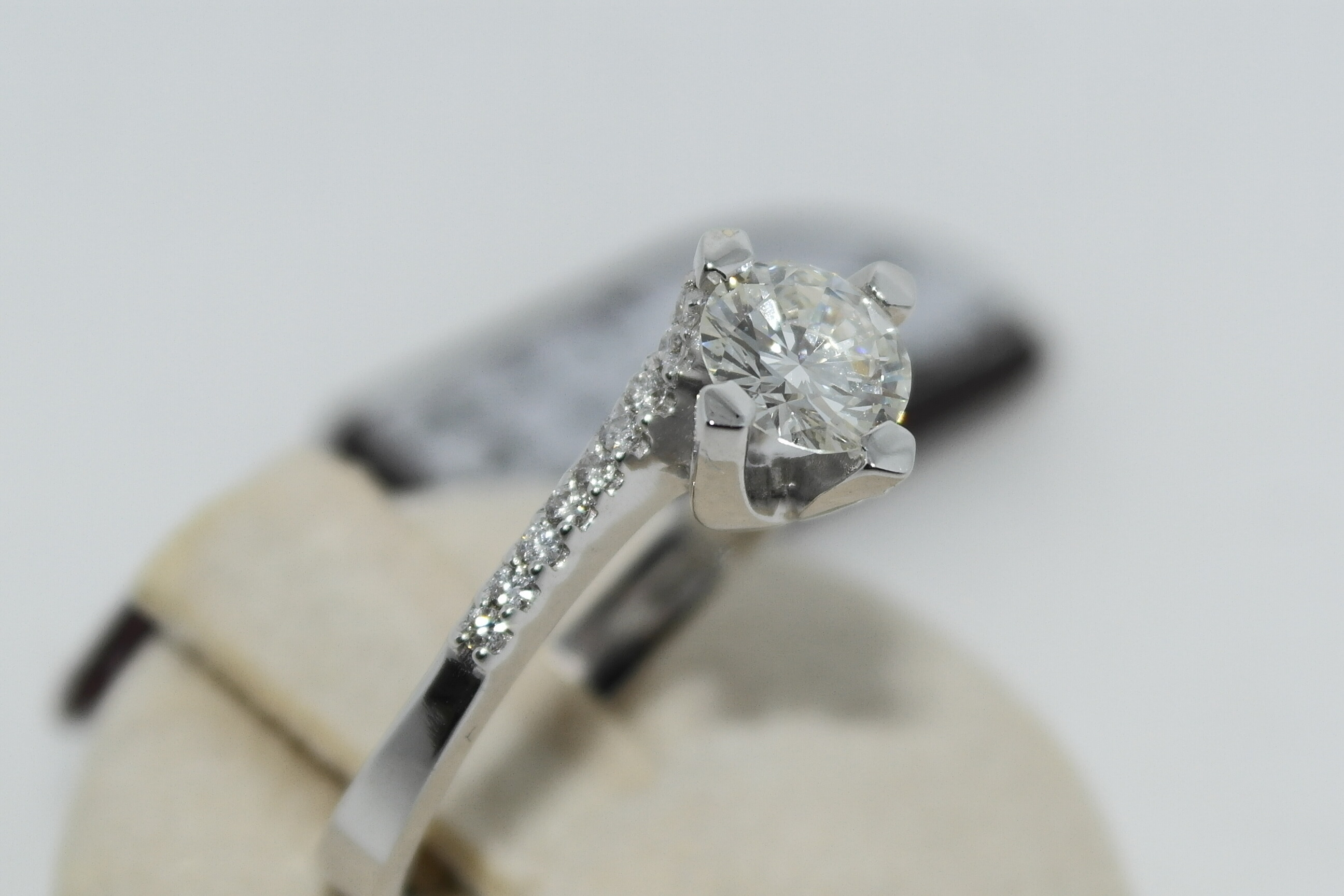 Anello solitario in oro 18kt con diamanti