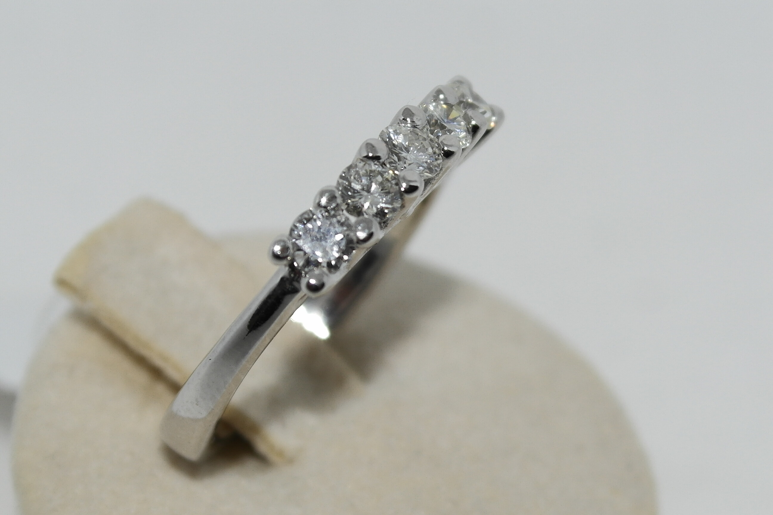 Fedina 5 pietre in oro 18kt con diamanti naturali