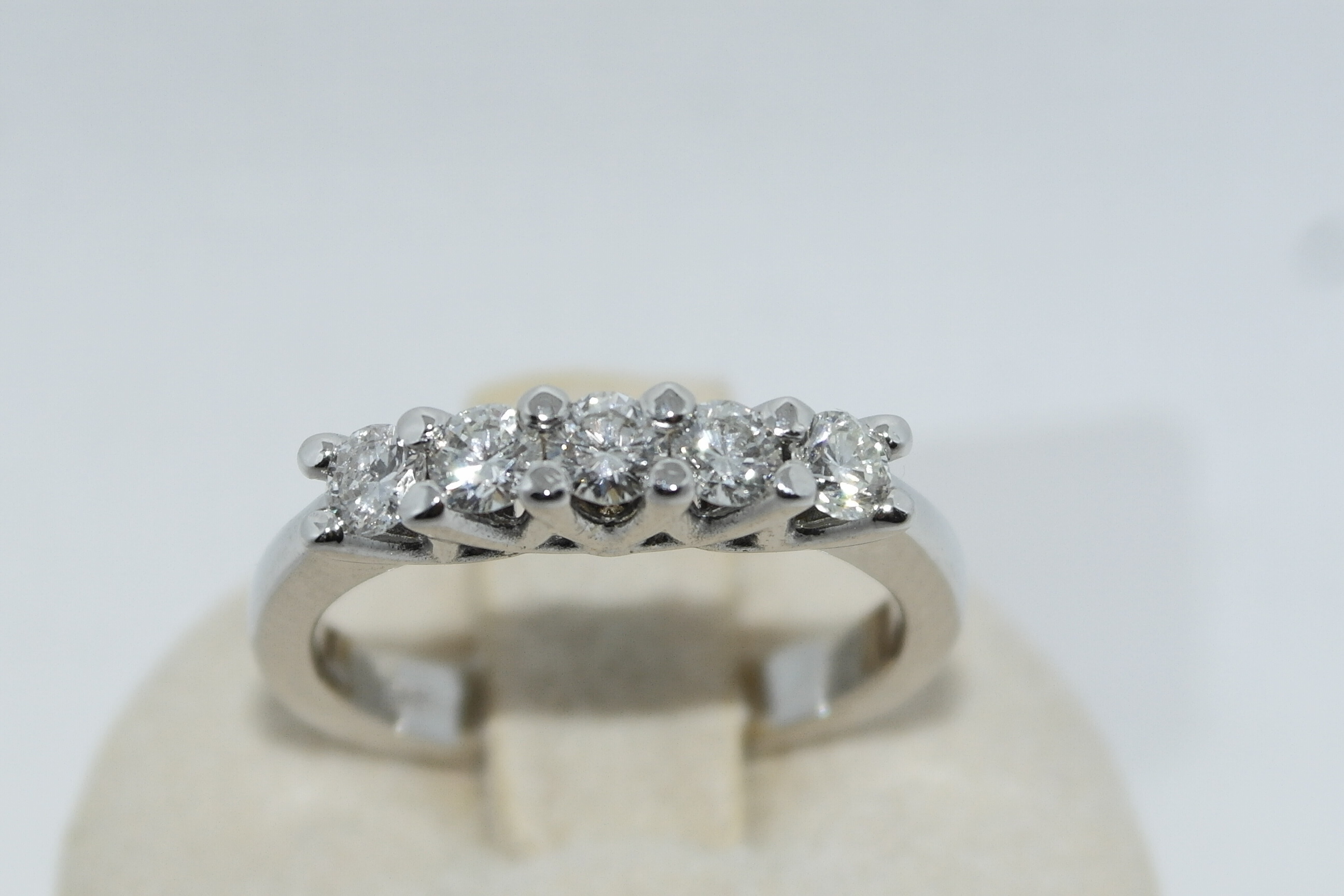 Fedina 5 pietre in oro 18kt con diamanti naturali