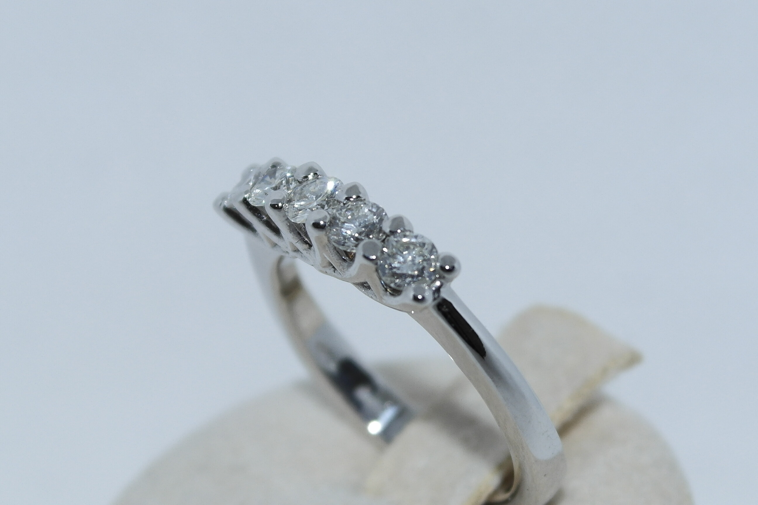 Fedina 5 pietre in oro 18kt con diamanti naturali