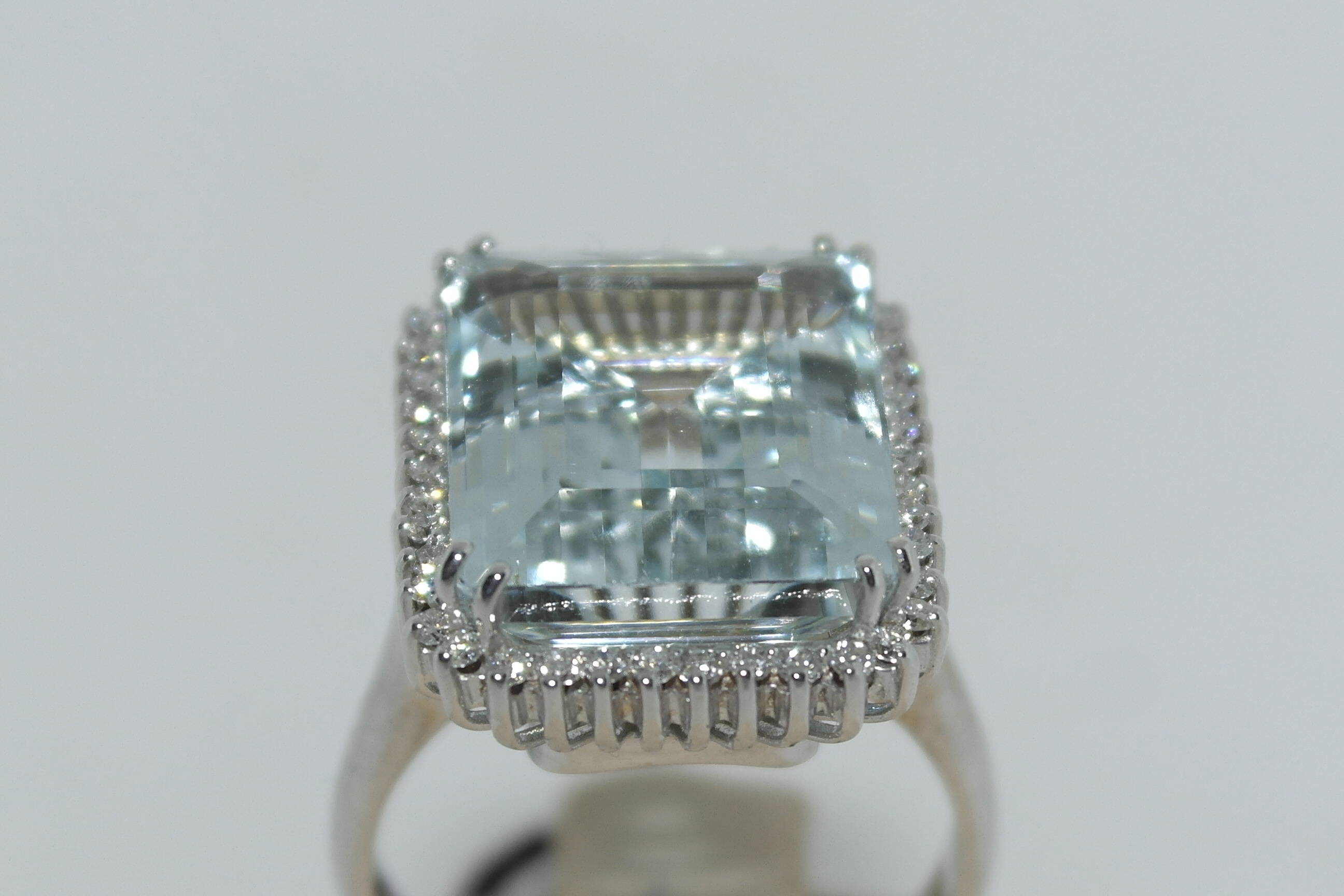 Anello in oro 18kt con acquamarina e diamanti