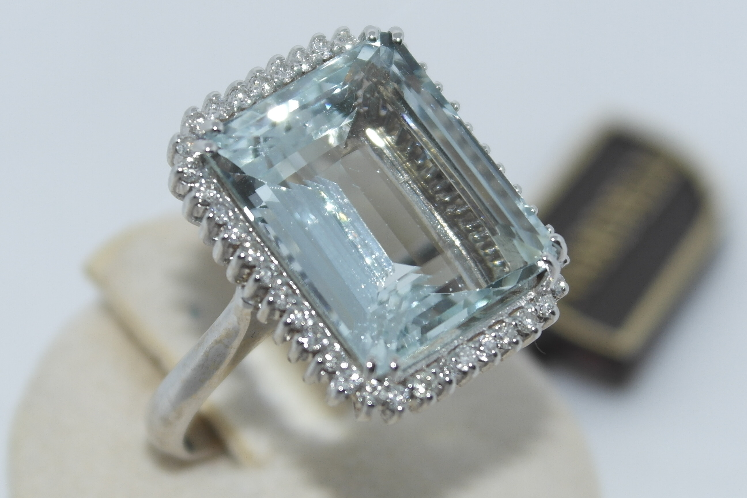Anello in oro 18kt con acquamarina e diamanti