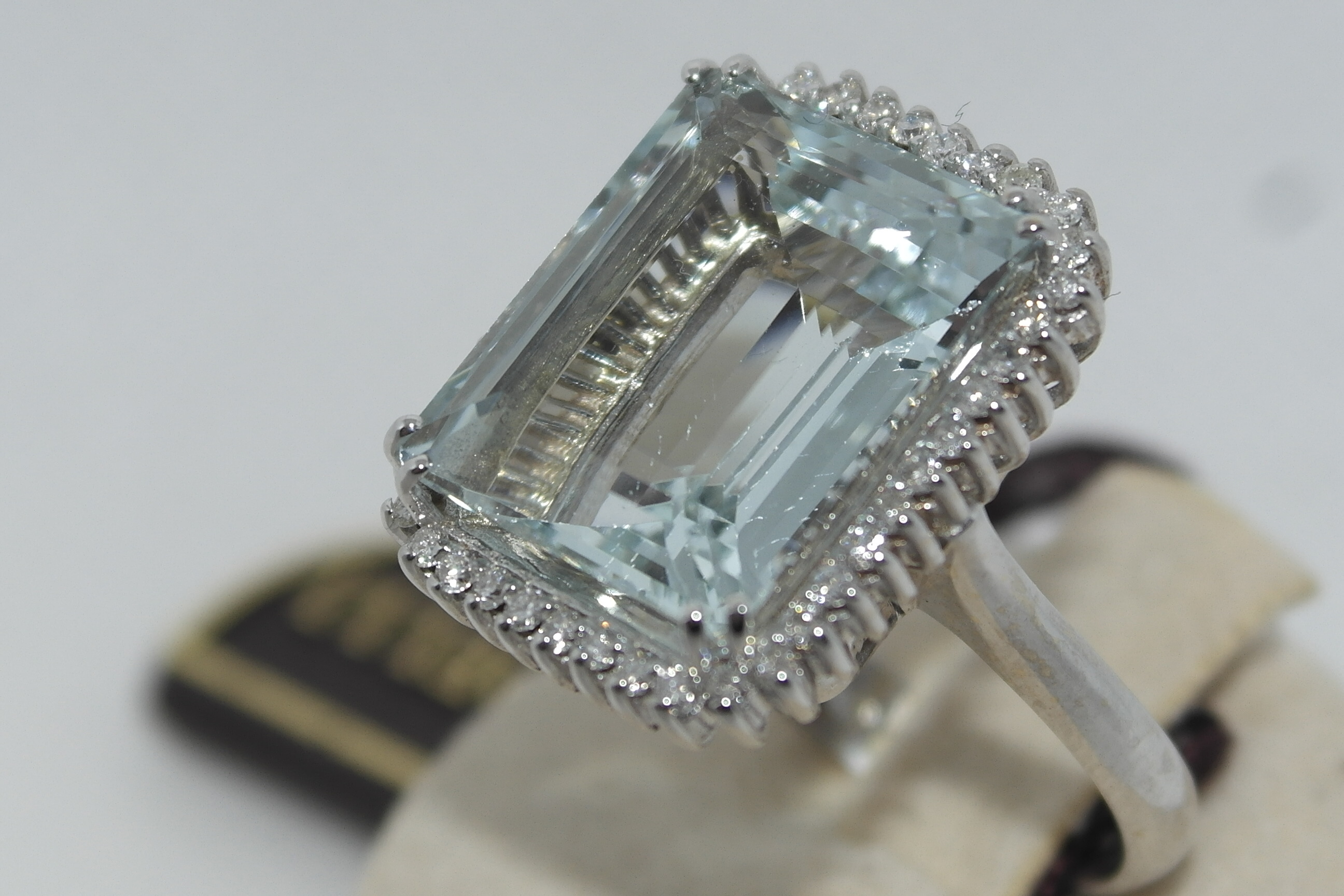 Anello in oro 18kt con acquamarina e diamanti