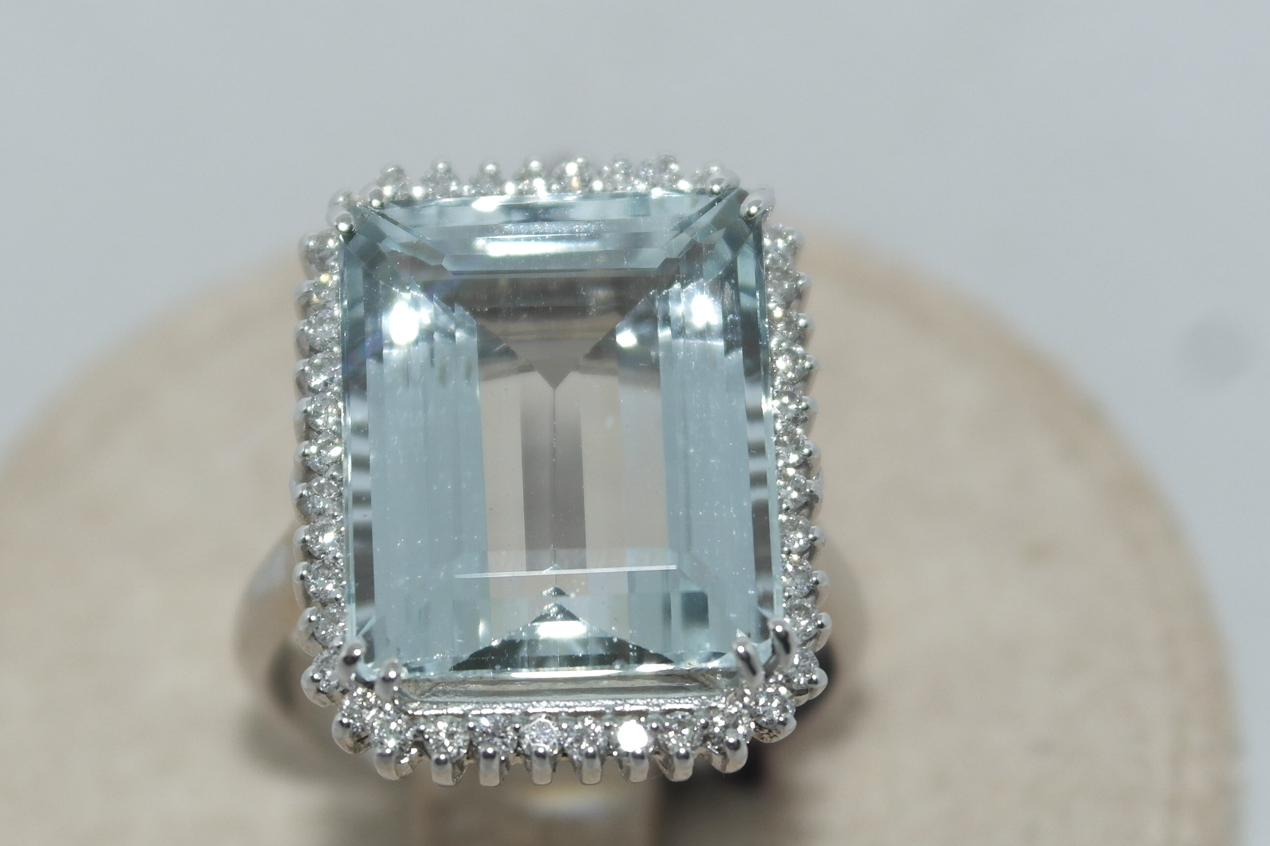 Anello in oro 18kt con acquamarina e diamanti