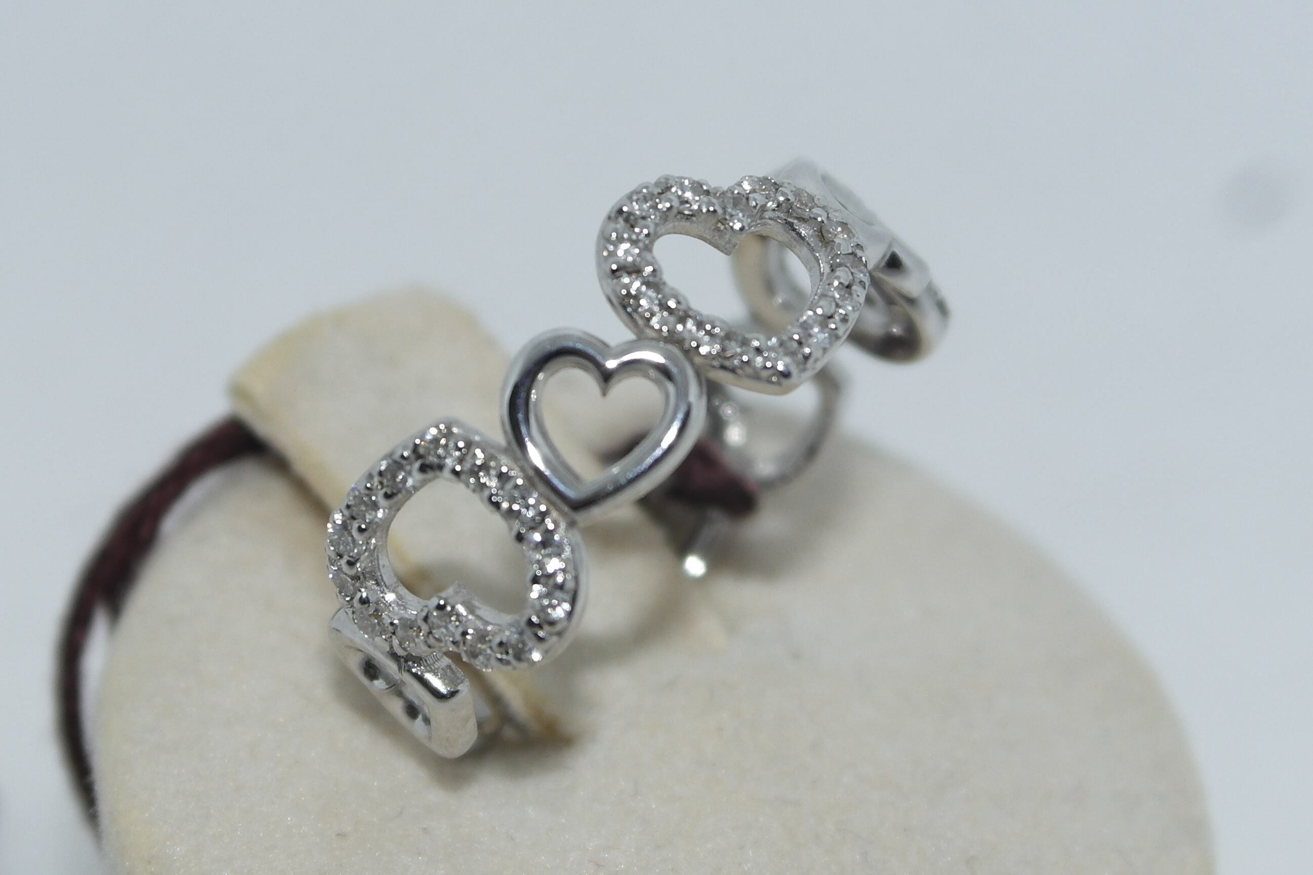 Anello cuori in oro 18kt con diamanti