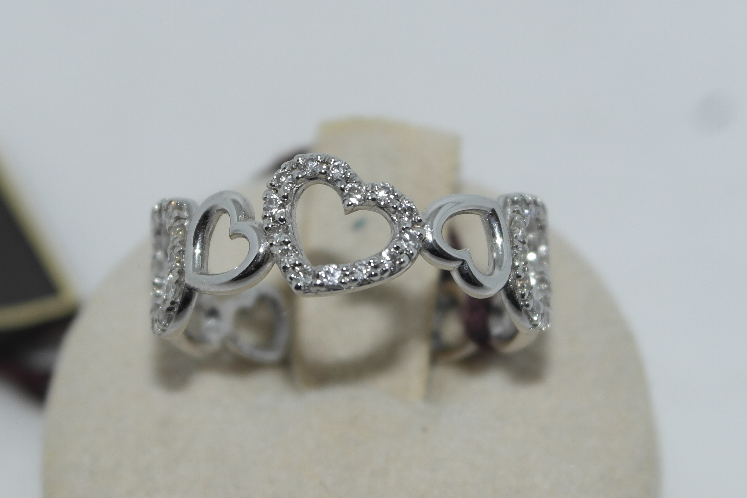 Anello cuori in oro 18kt con diamanti