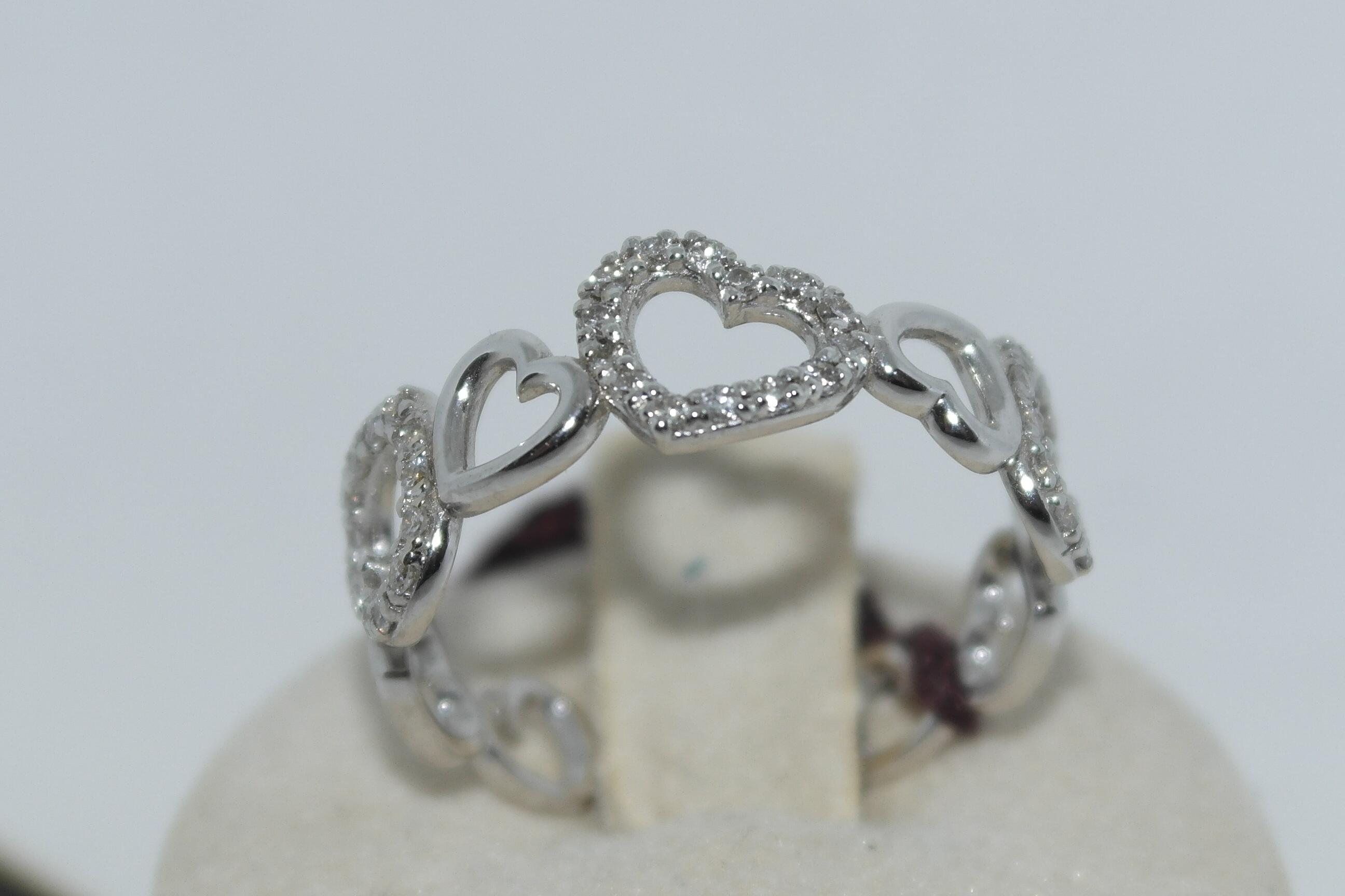 Anello cuori in oro 18kt con diamanti