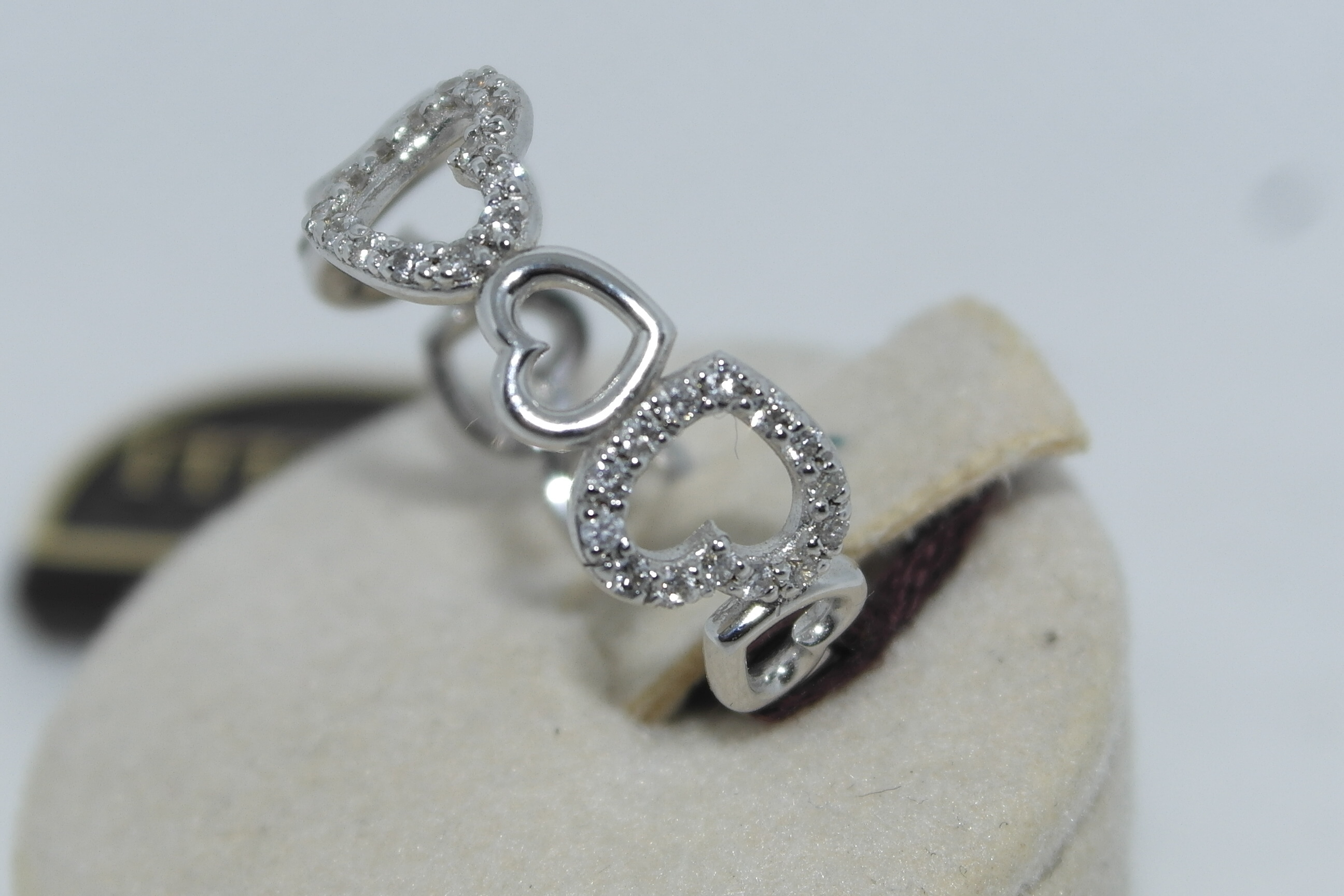 Anello cuori in oro 18kt con diamanti