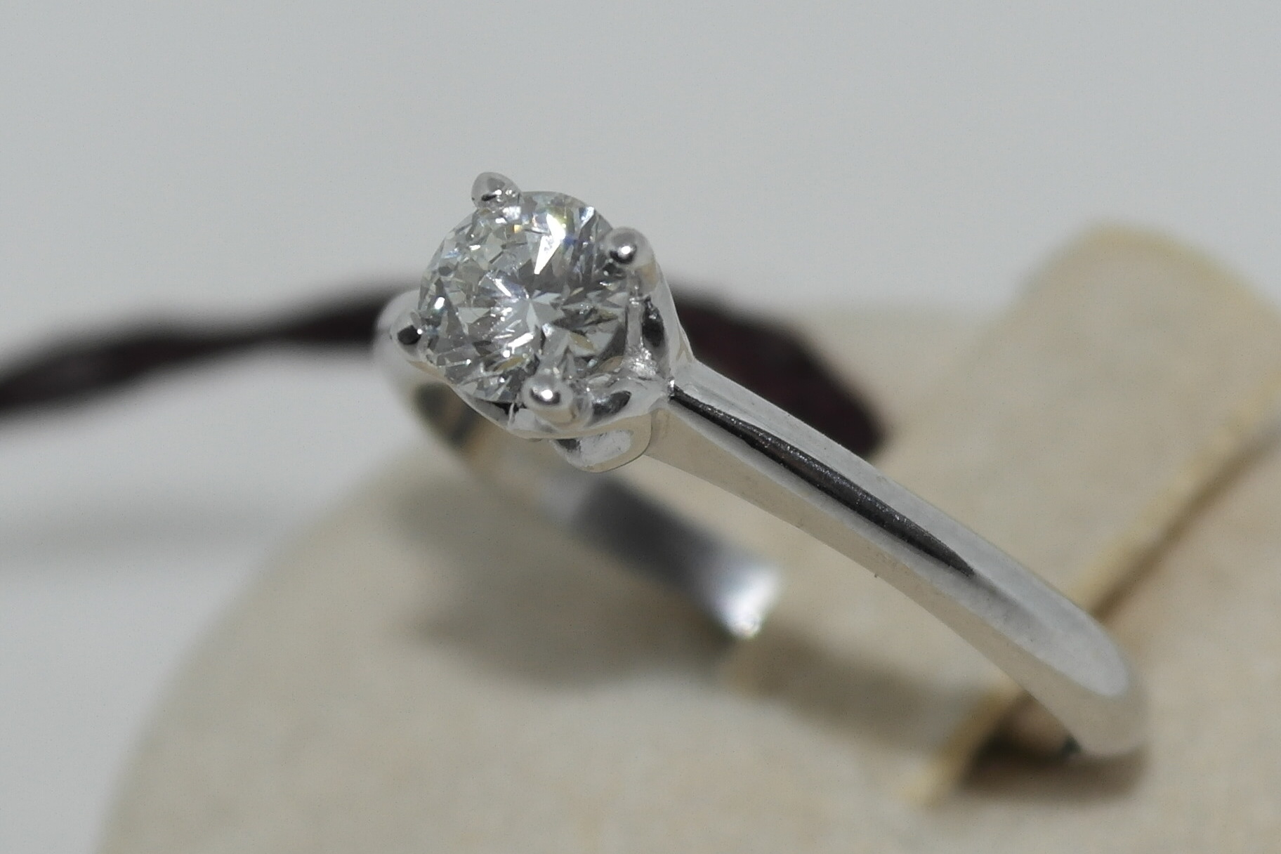 Anello solitario in oro 18kt con diamante