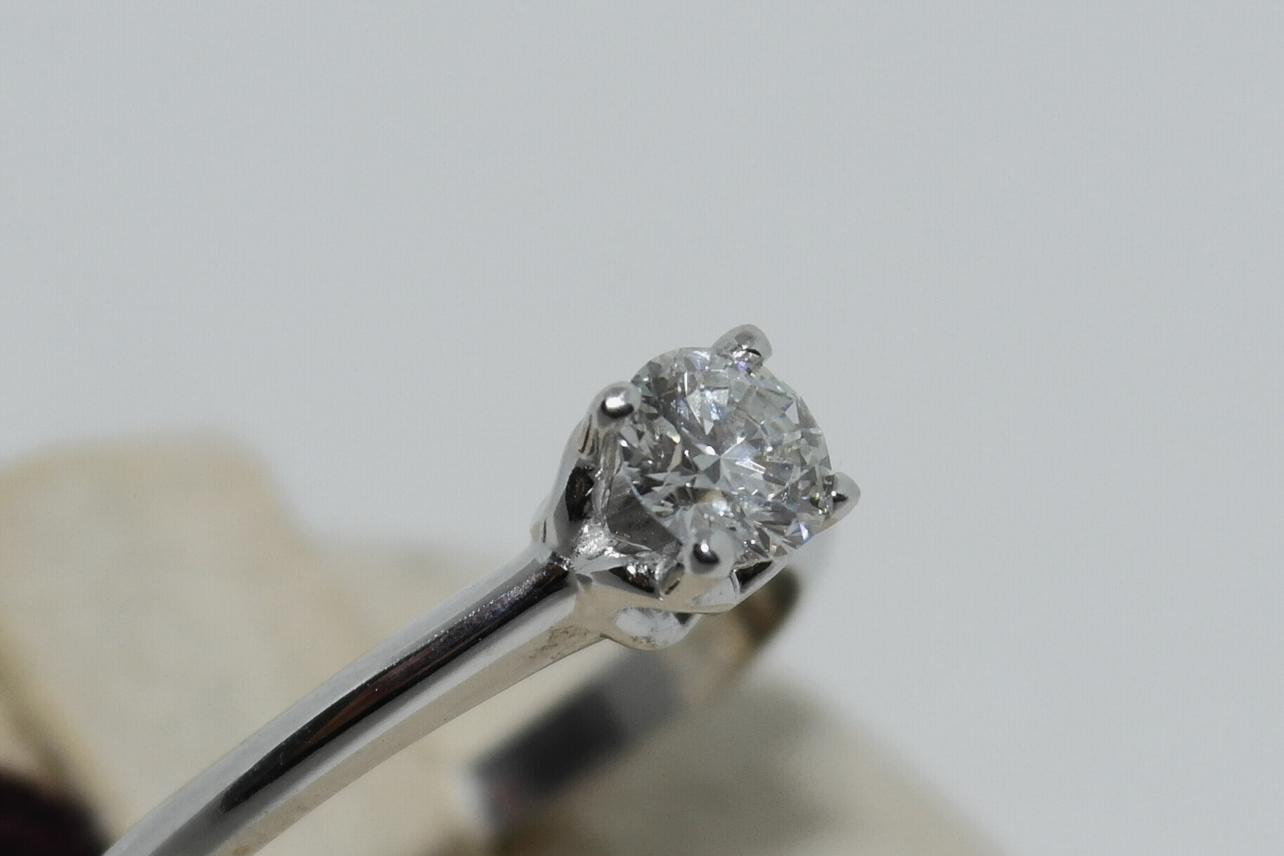 Anello solitario in oro 18kt con diamante