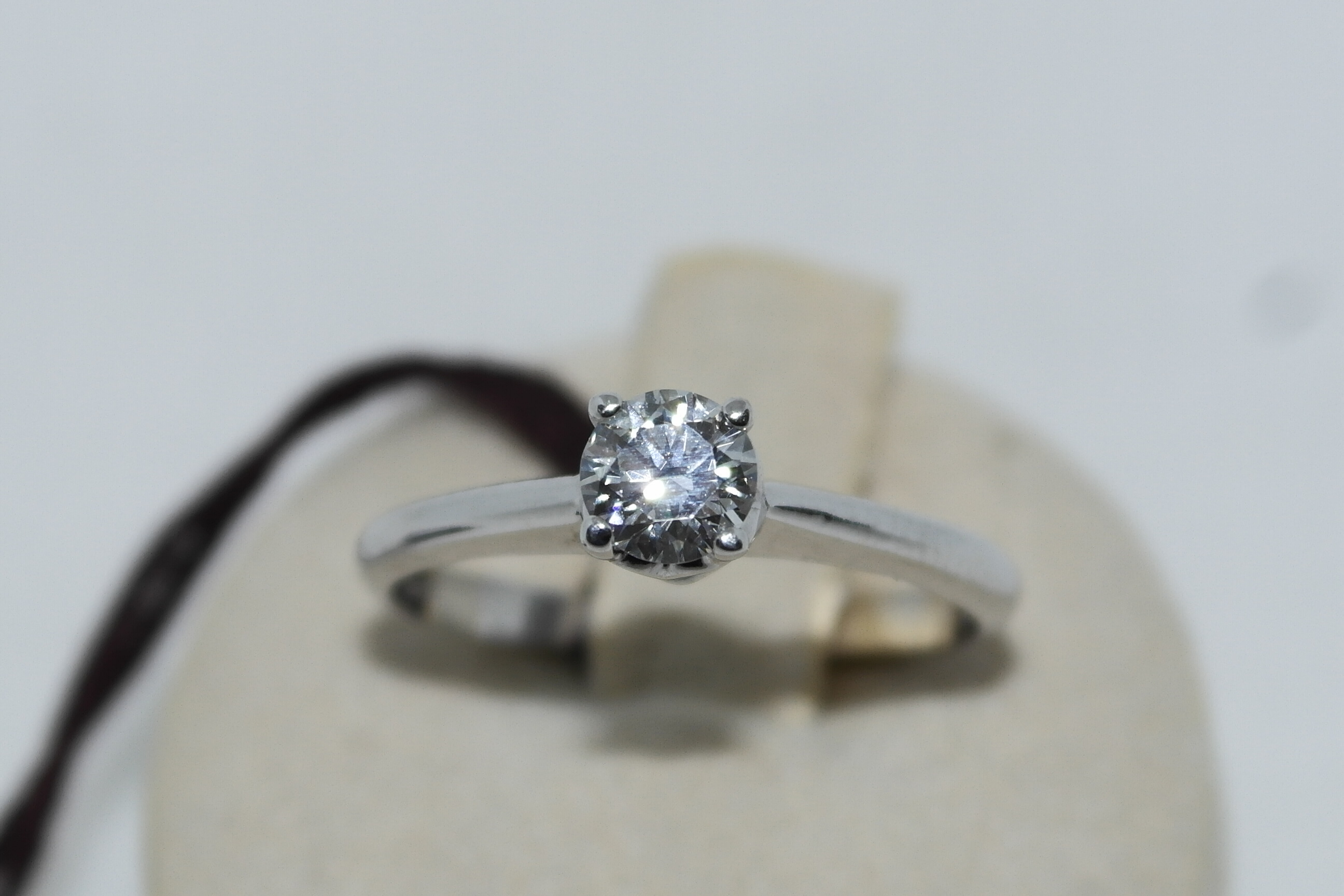 Anello solitario in oro 18kt con diamante
