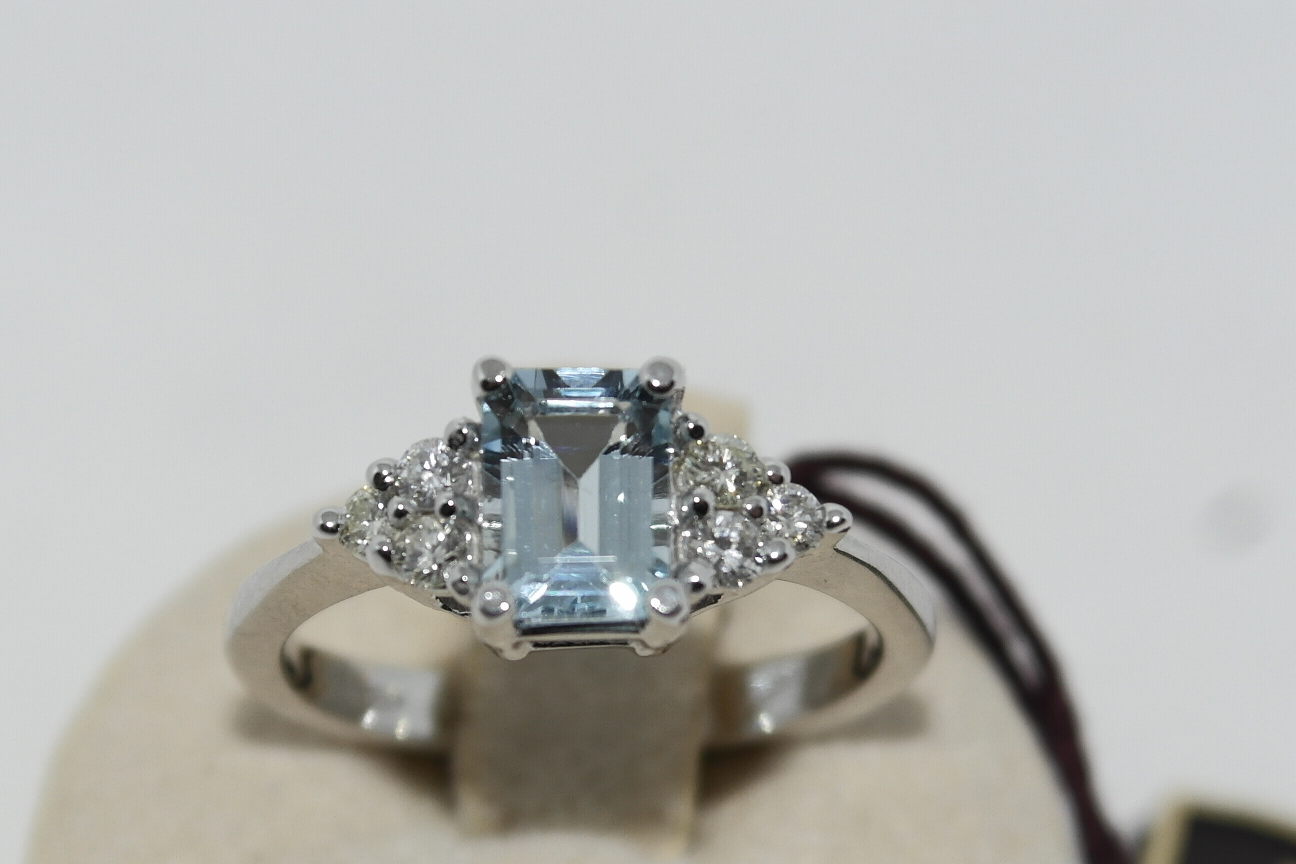 Anello in oro 18kt acquamarina e diamanti