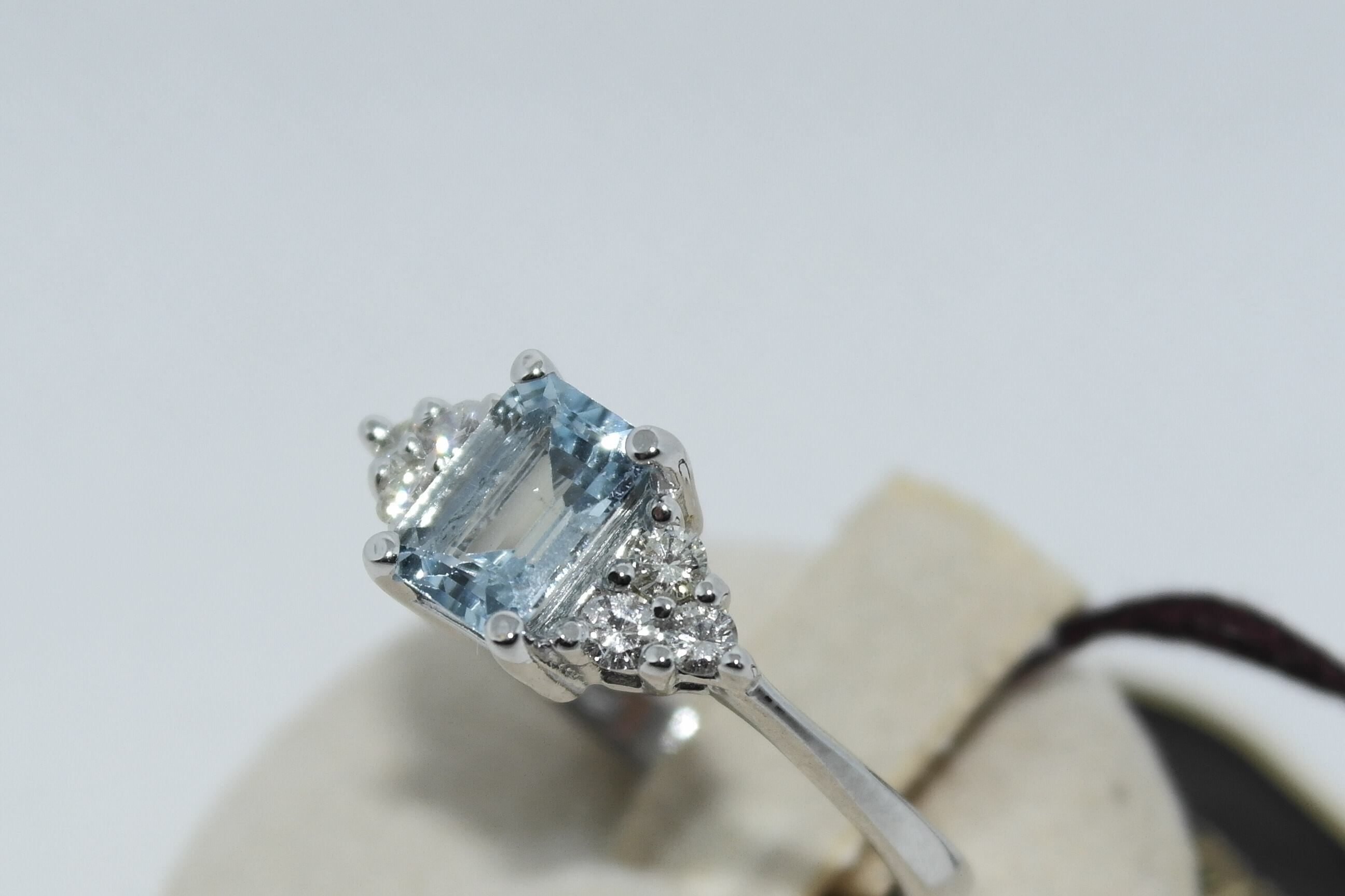 Anello in oro 18kt acquamarina e diamanti