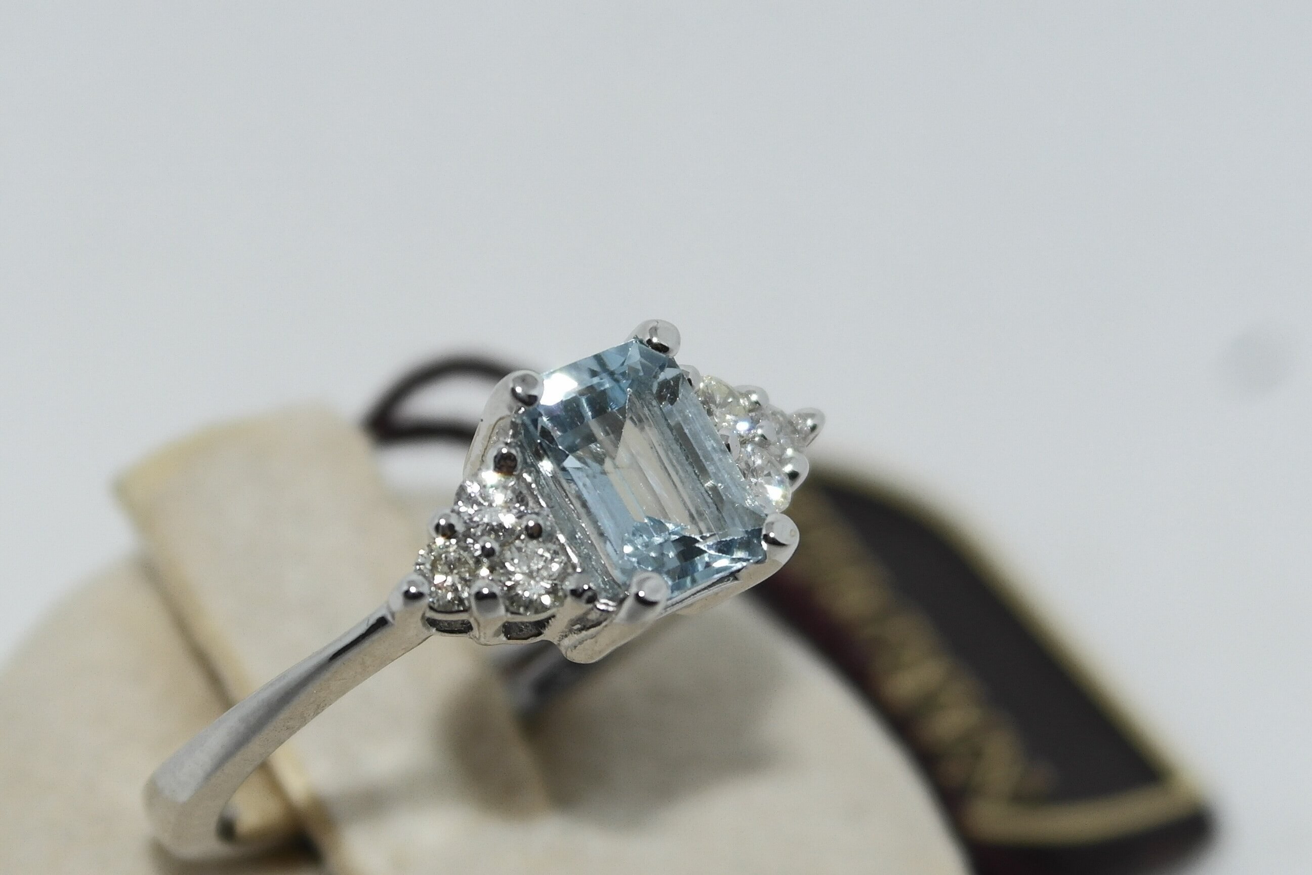 Anello in oro 18kt acquamarina e diamanti