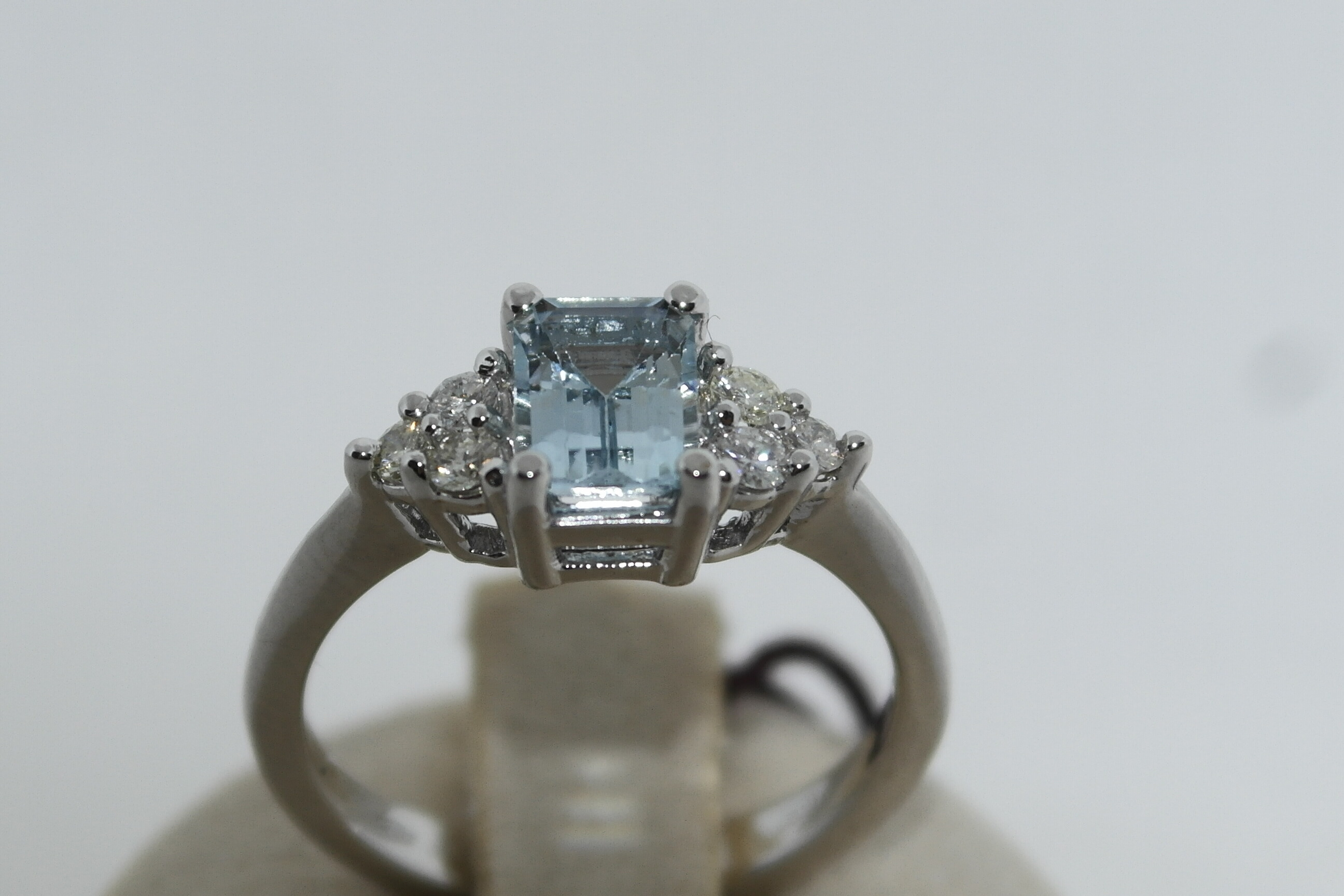 Anello in oro 18kt acquamarina e diamanti