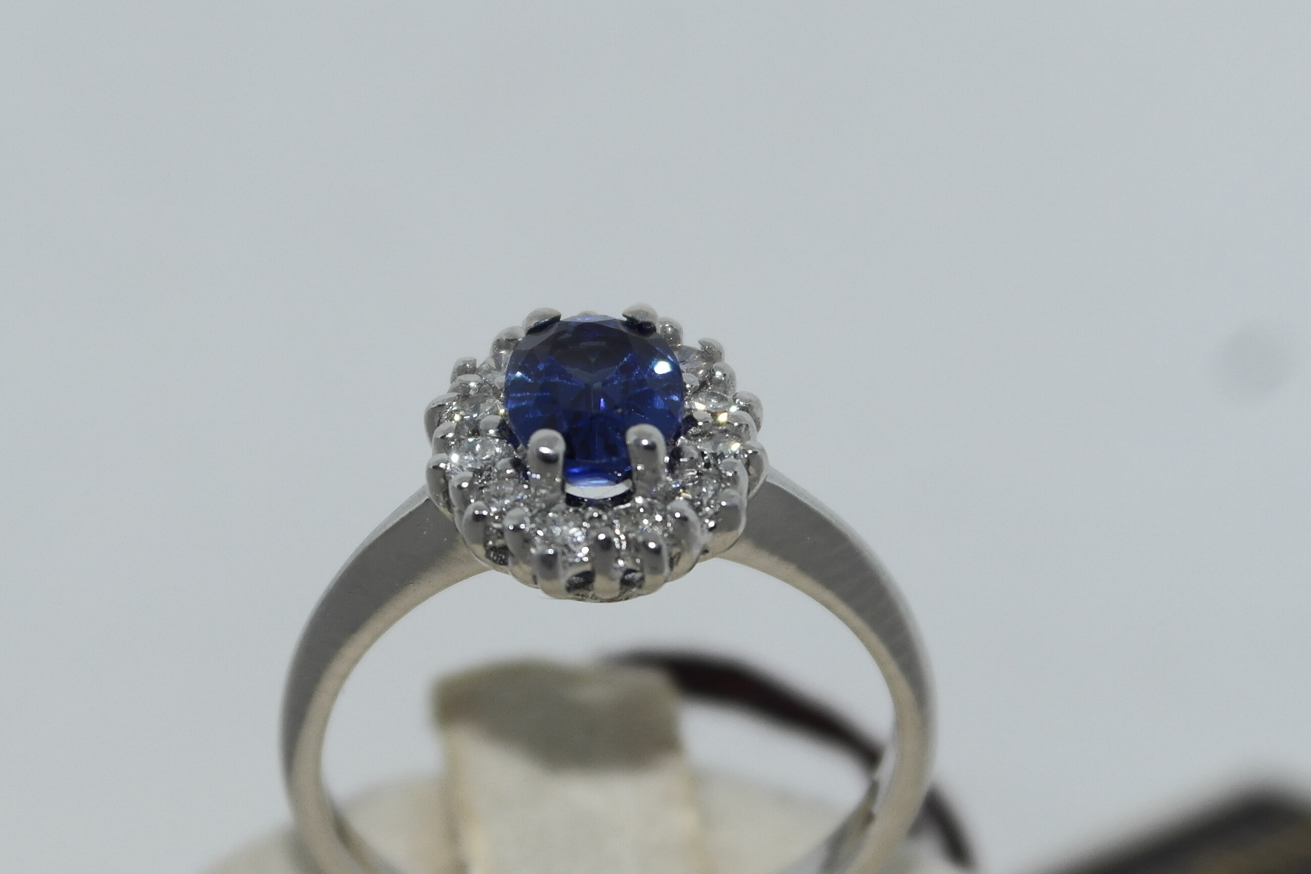 Anello in oro 18kt zaffiro e diamanti