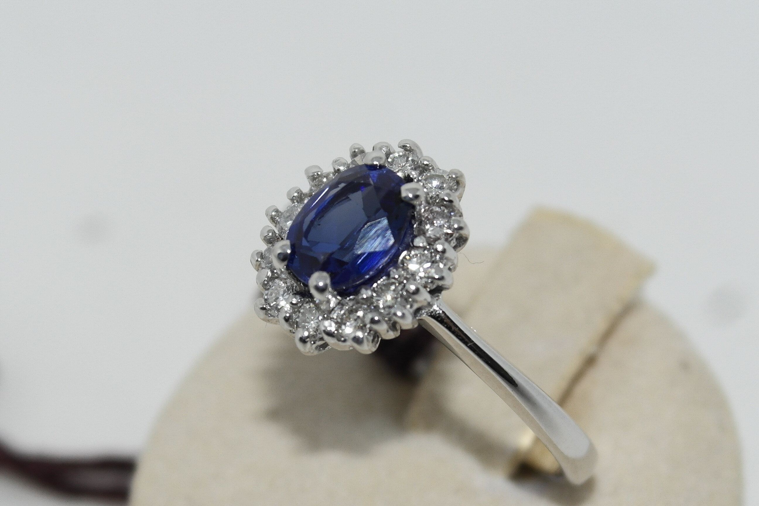 Anello in oro 18kt zaffiro e diamanti
