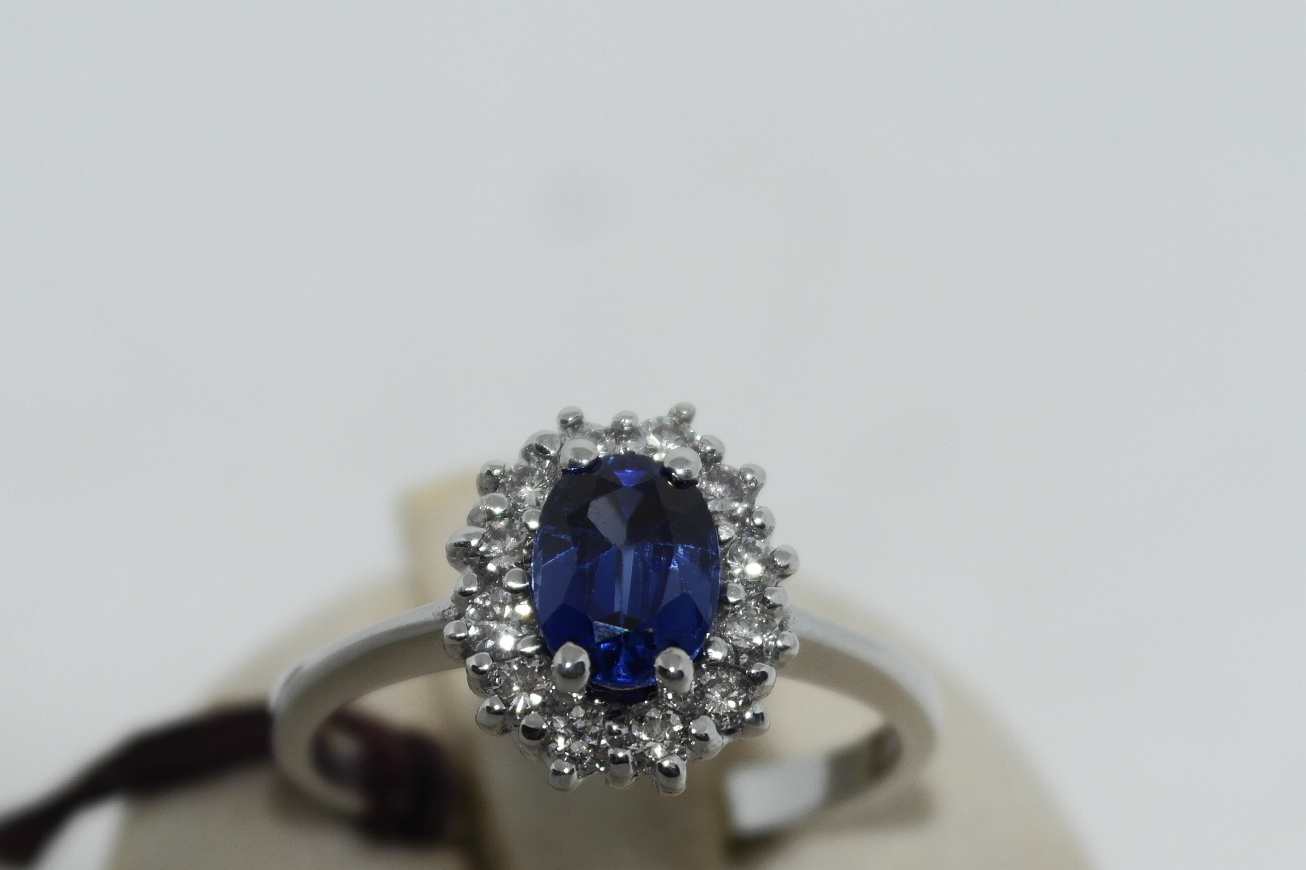 Anello in oro 18kt zaffiro e diamanti