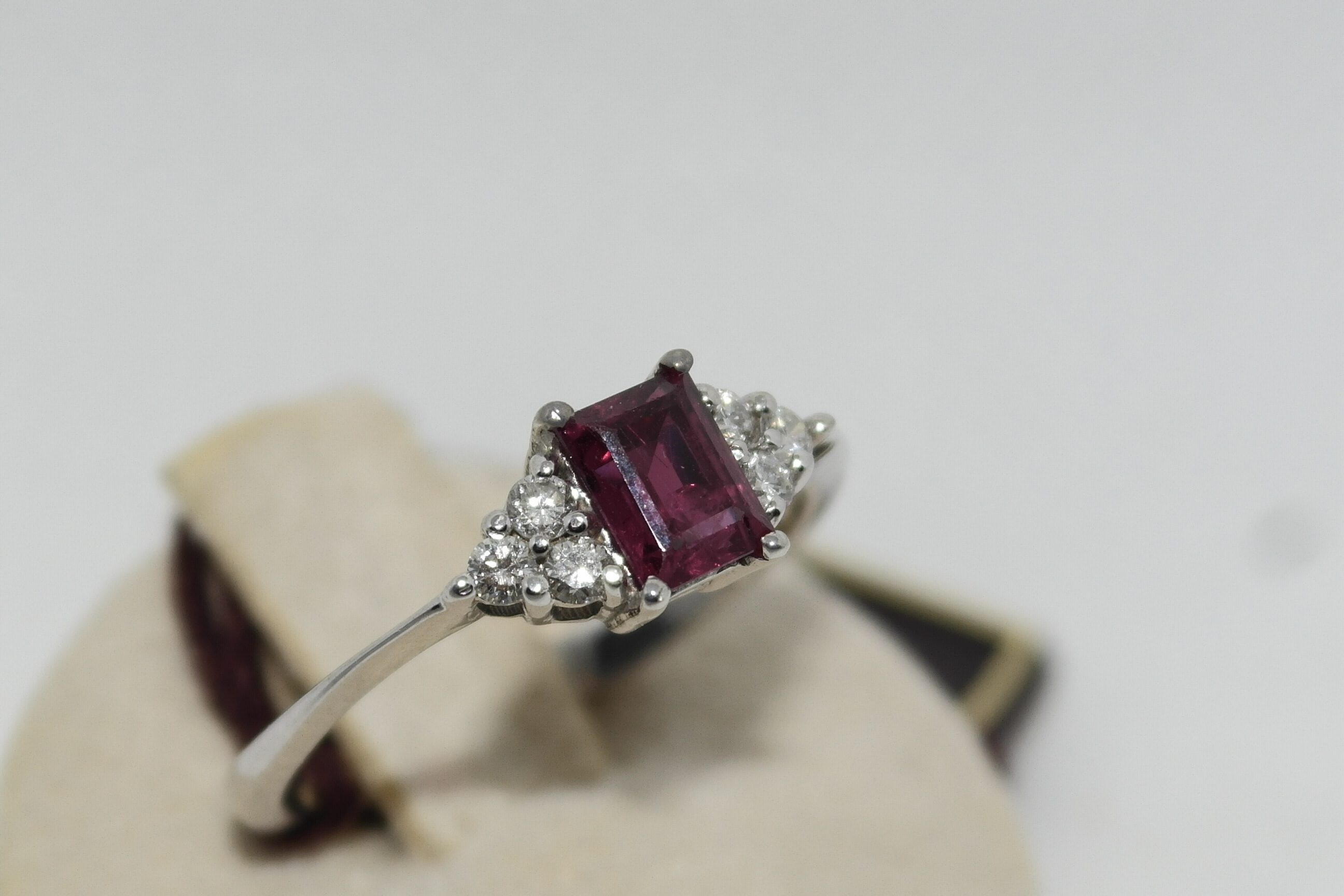 Anello in oro 18kt diamanti e rubino