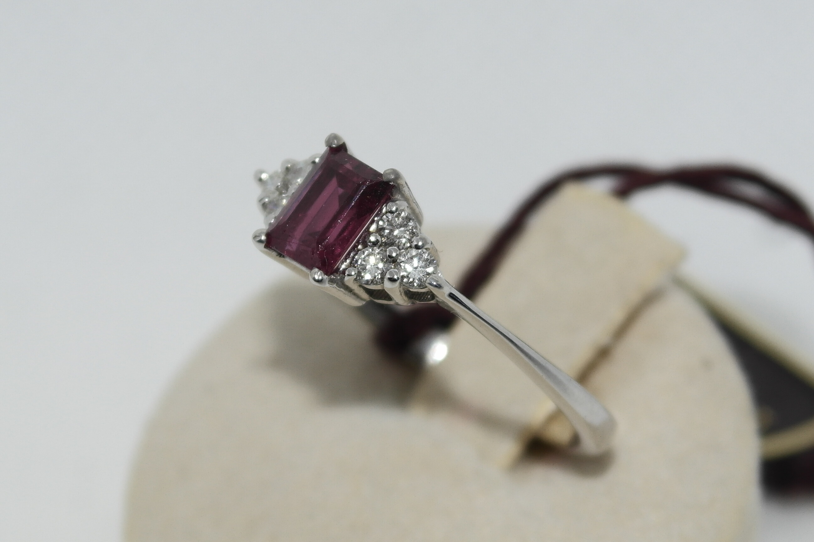 Anello in oro 18kt diamanti e rubino