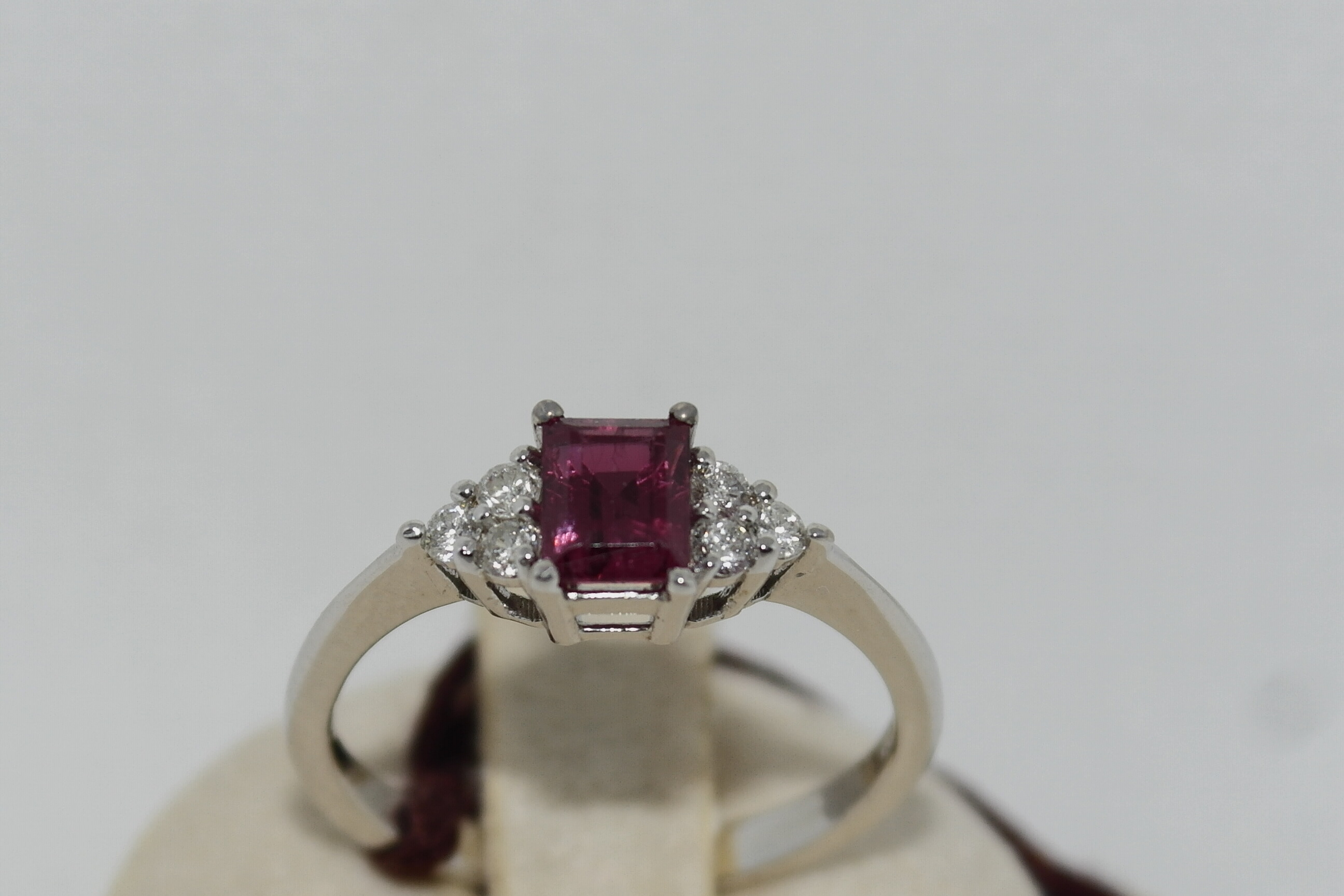 Anello in oro 18kt diamanti e rubino