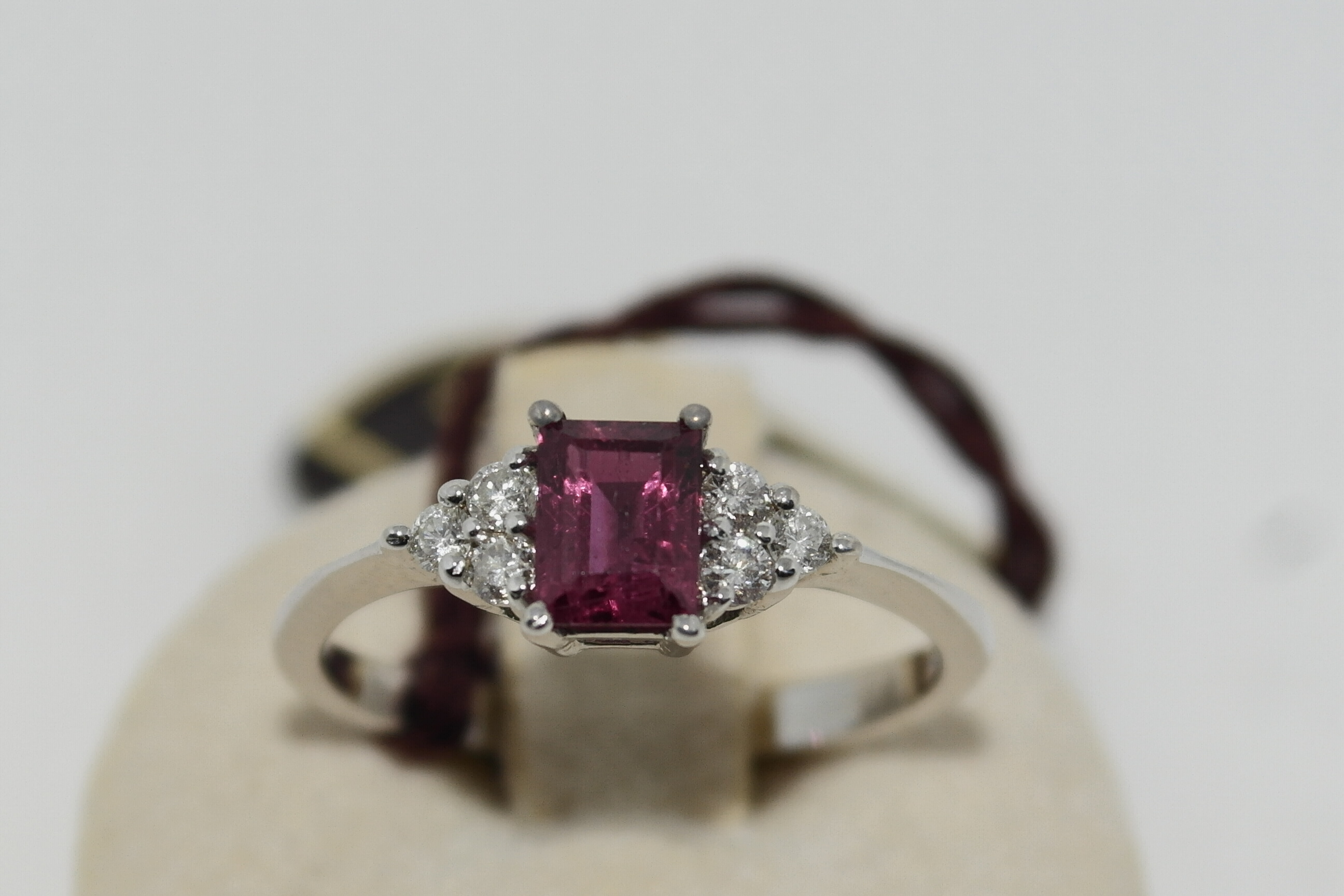 Anello in oro 18kt diamanti e rubino