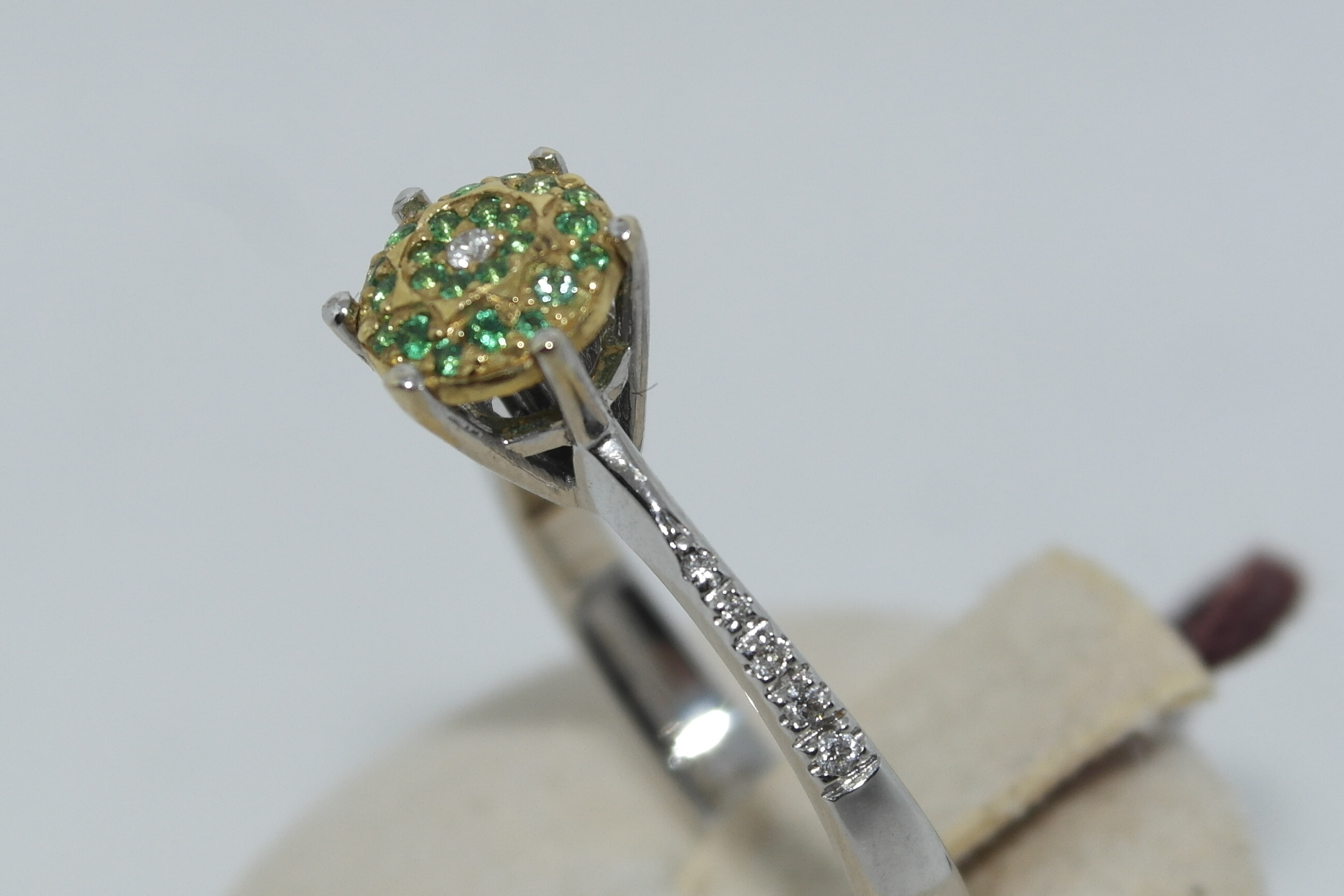 Anello "DIAMANTE ORO" in oro 18kt con smeraldi e diamanti