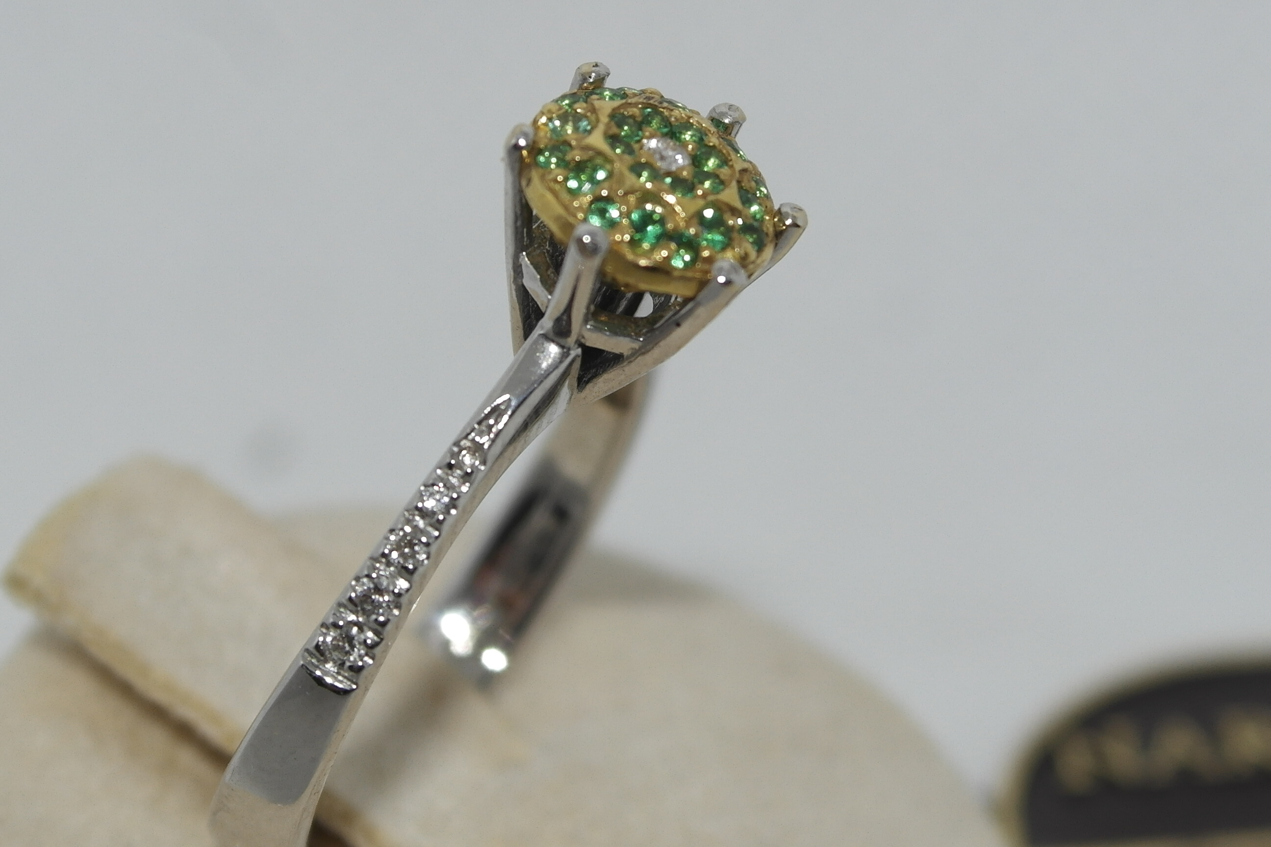 Anello "DIAMANTE ORO" in oro 18kt con smeraldi e diamanti